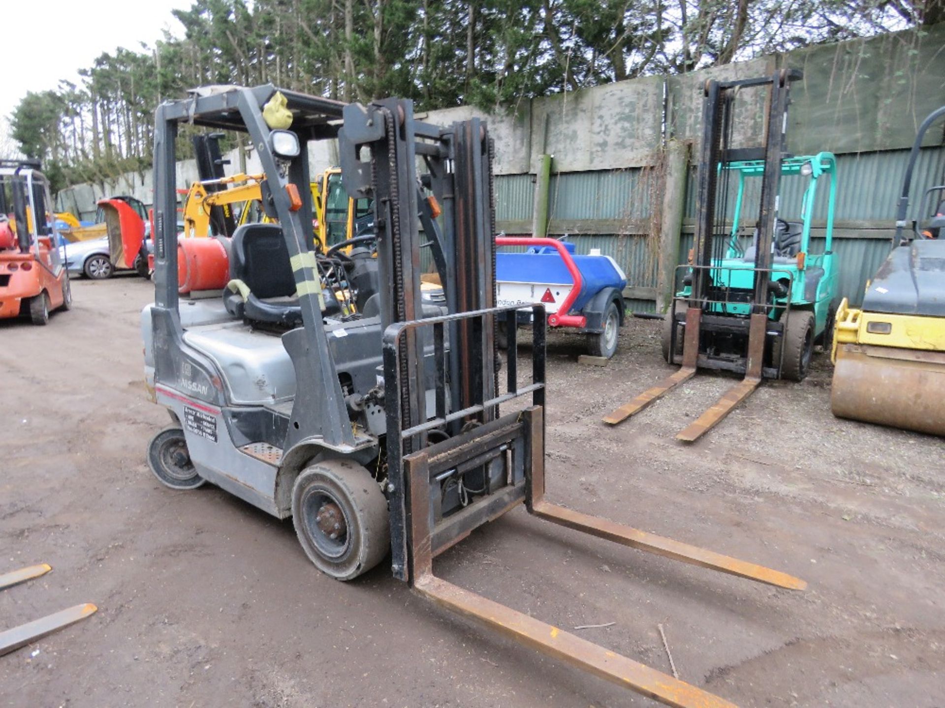 NISSAN 1.5TONNE CAPACITY GAS POWERED FORKLIFT TRUCK SN:L01-000622, 3260 REC HOURS. LOW MAST HEIGHT. - Image 3 of 10