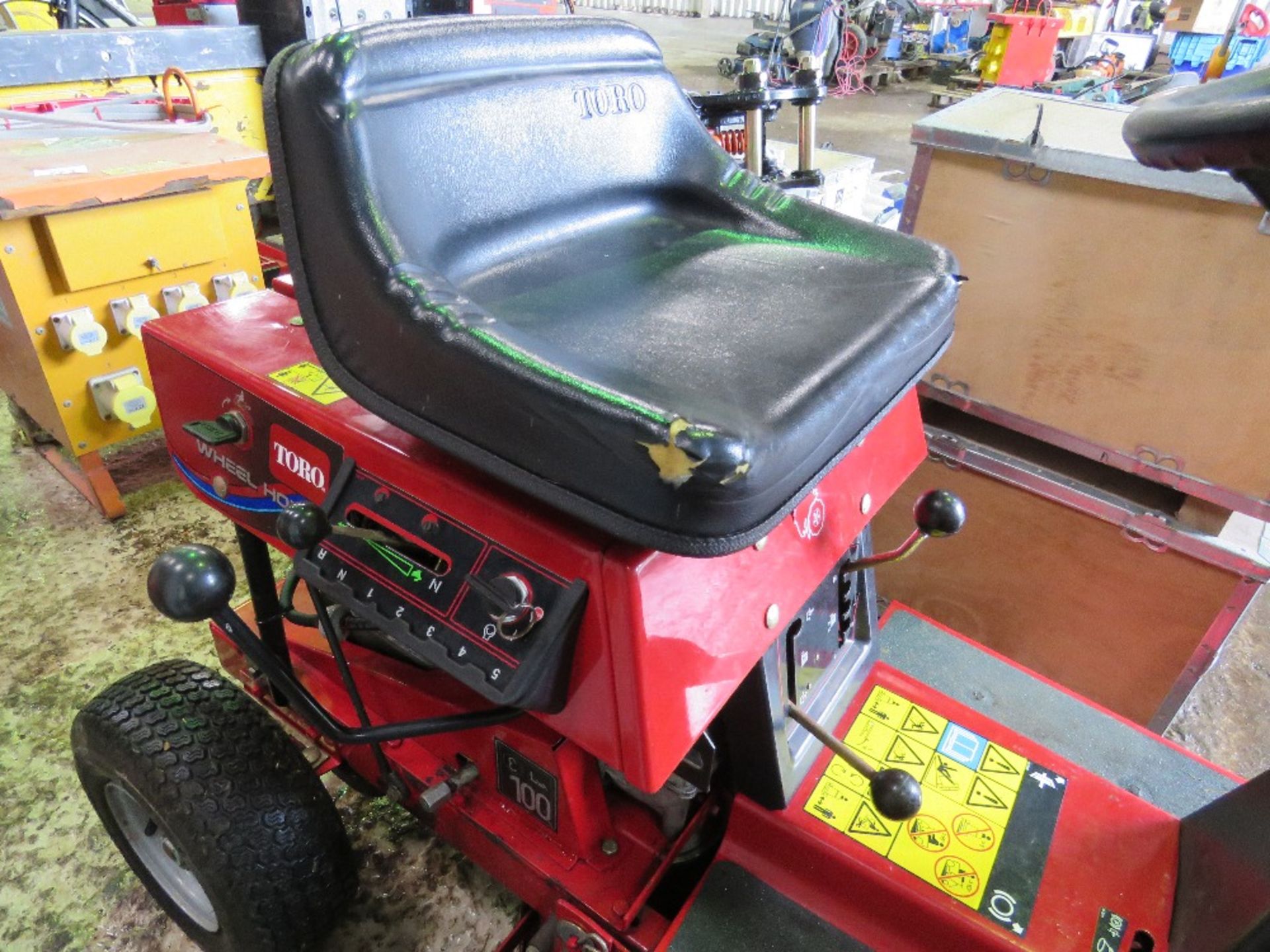 WHEELHORSE 8-25 RIDE ON MOWER. BATTERY LOW, UNTESTED.....THIS LOT IS SOLD UNDER THE AUCTIONEERS MARG - Image 4 of 7