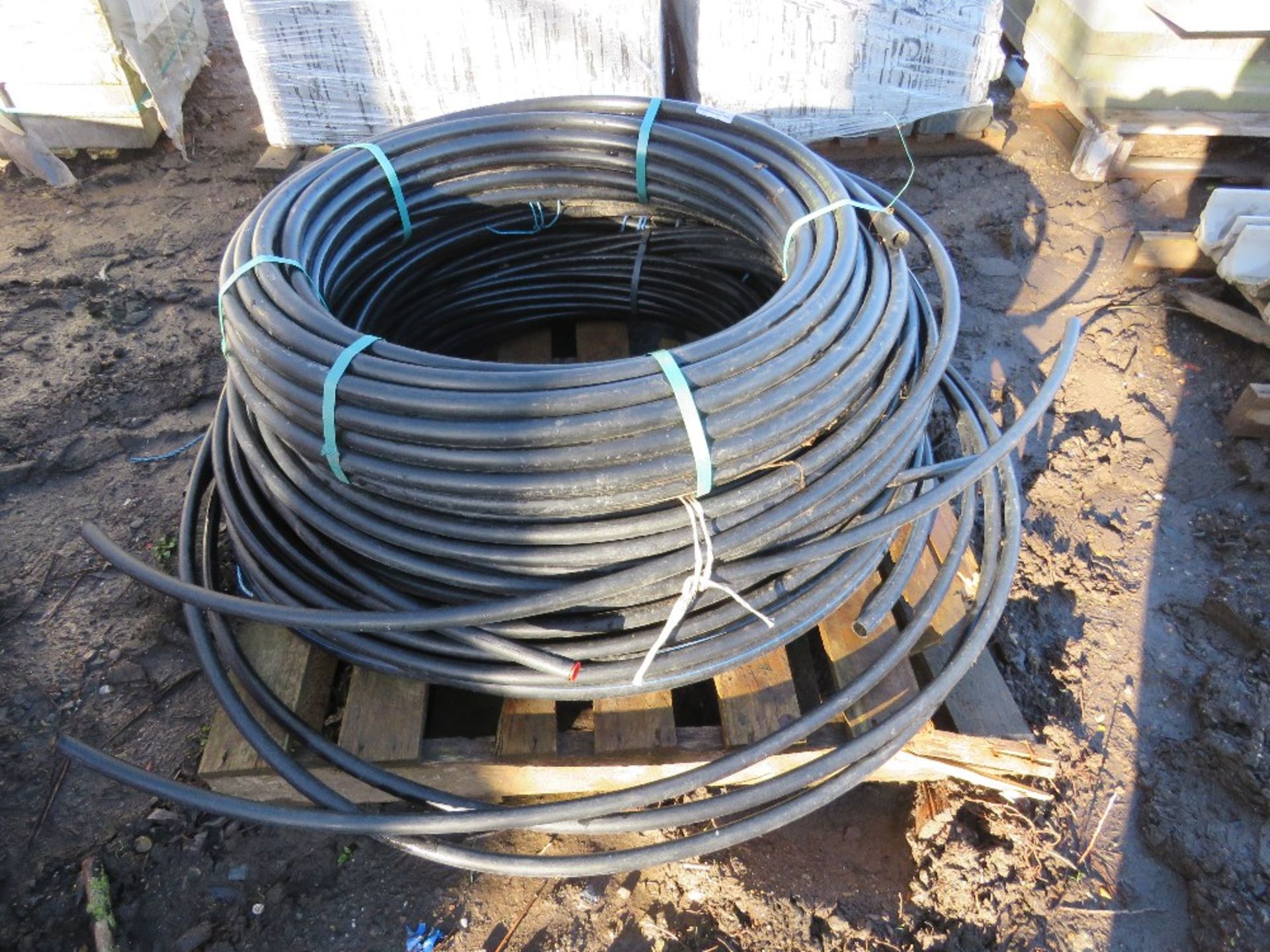 QUANTITY OF BLACK PLASTIC WATER PIPING. THIS LOT IS SOLD UNDER THE AUCTIONEERS MARGIN SCHEME, THE - Image 4 of 5