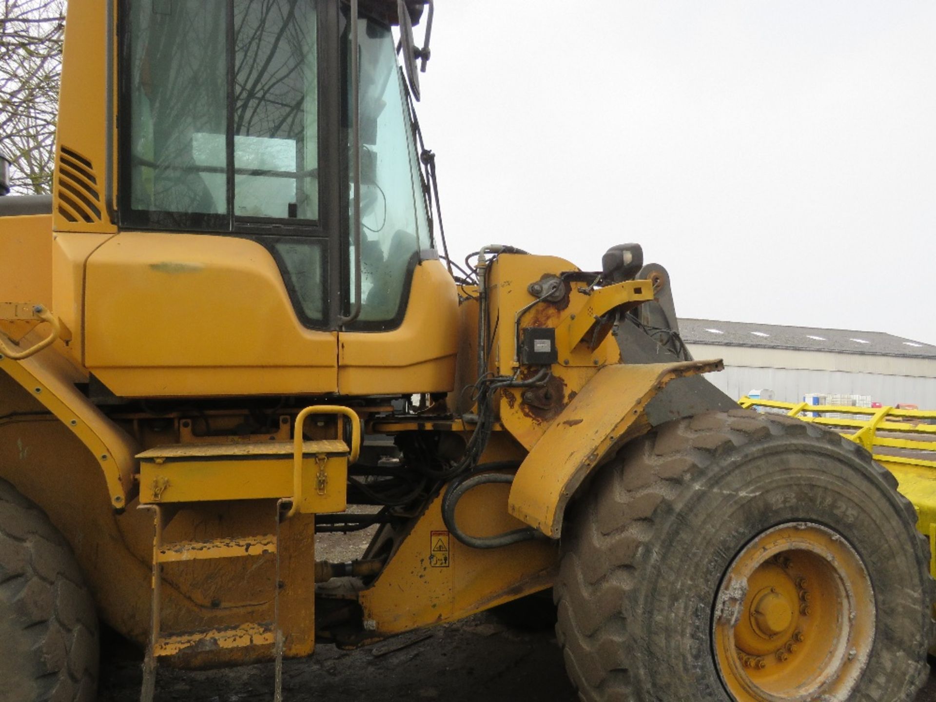 VOLVO L120F WHEELED LOADING SHOVEL YEAR 2009 BUILD. WITH SOIL AND SCREENING BUCKETS AS SHOWN. SN:VCE - Image 11 of 27