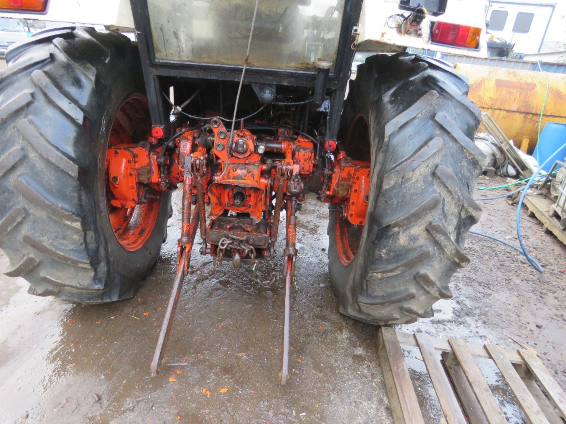 DAVID BROWN 2 WHEEL DRIVE TRACTOR. SOURCED FROM DEPOT CLOSURE. WHEN TESTED WAS SEEN TO RUN AND DRIVE - Bild 5 aus 11