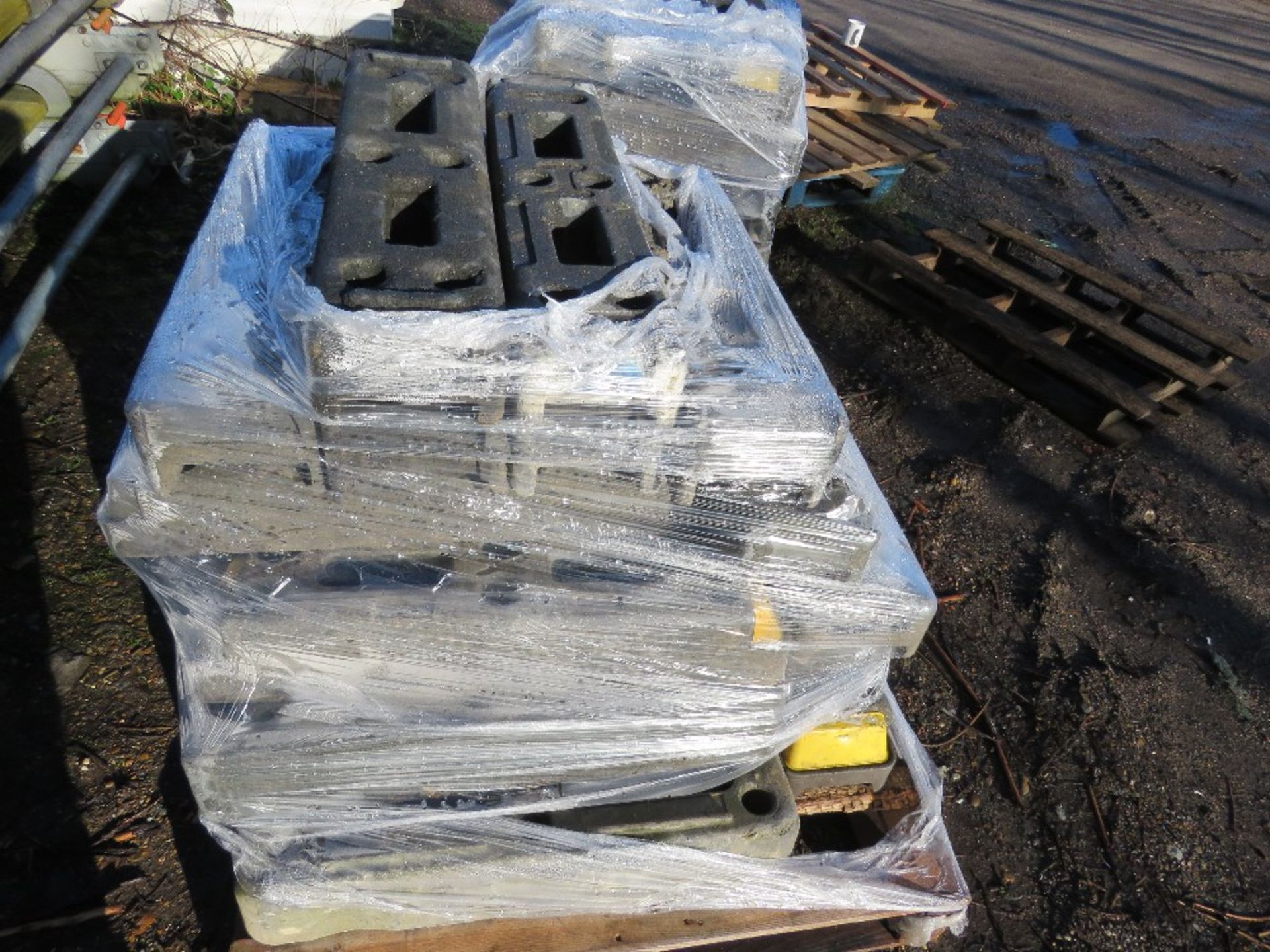 2 X PALLETS OF HERAS TYPE SITE FENCE BASES / BLOCKS. - Image 3 of 6