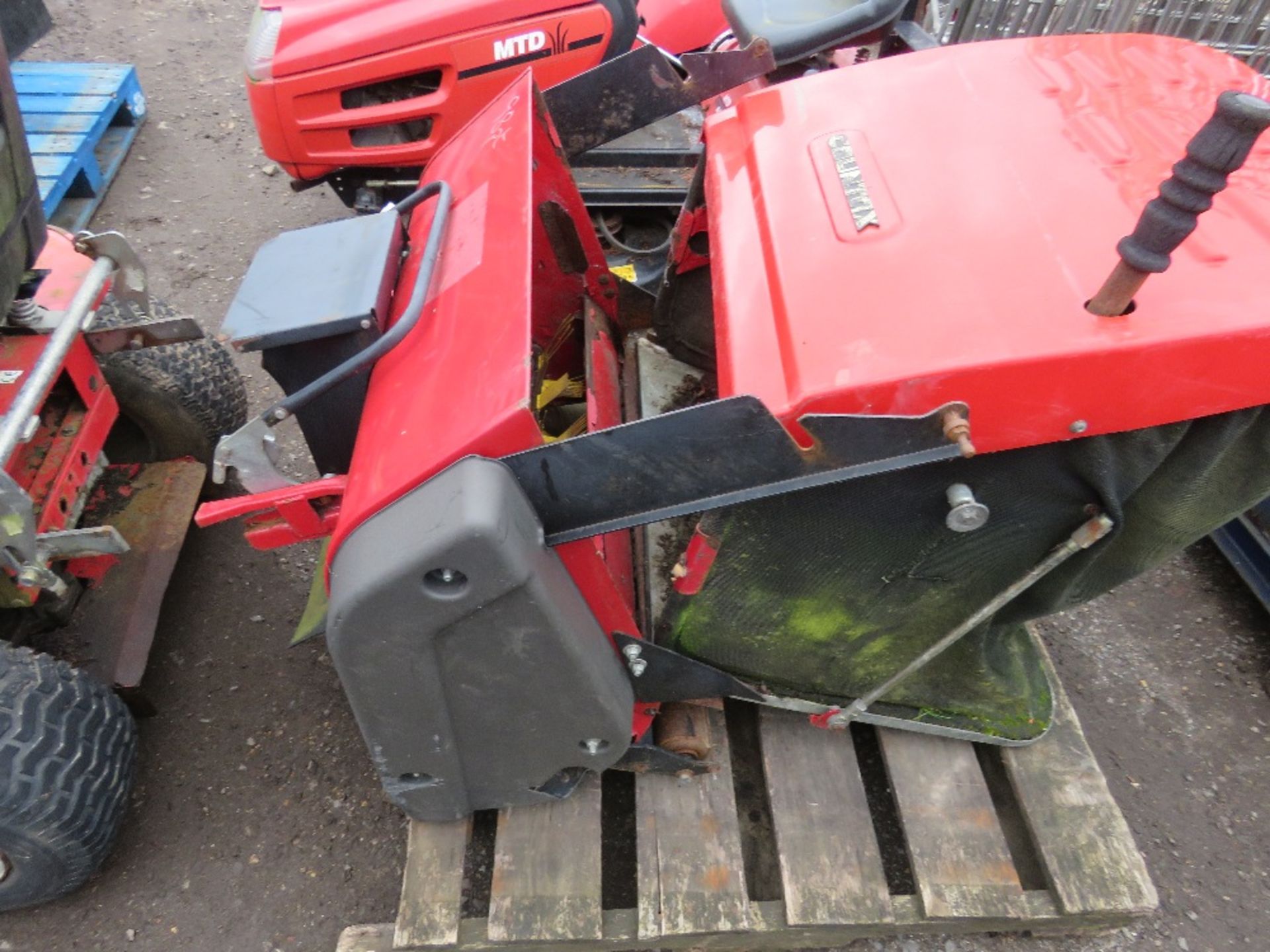 COUNTAX RIDE ON MOWER WITH POWER COLLECTOR.....THIS LOT IS SOLD UNDER THE AUCTIONEERS MARGIN SCHEME, - Image 5 of 5