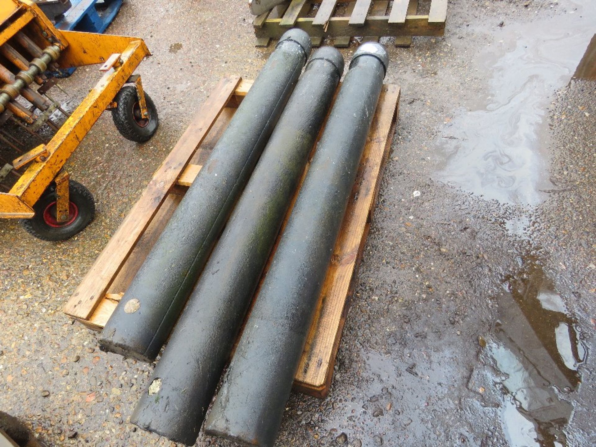 3NO LARGE PLASTIC BOLLARDS.....THIS LOT IS SOLD UNDER THE AUCTIONEERS MARGIN SCHEME, THEREFORE NO VA - Bild 2 aus 2