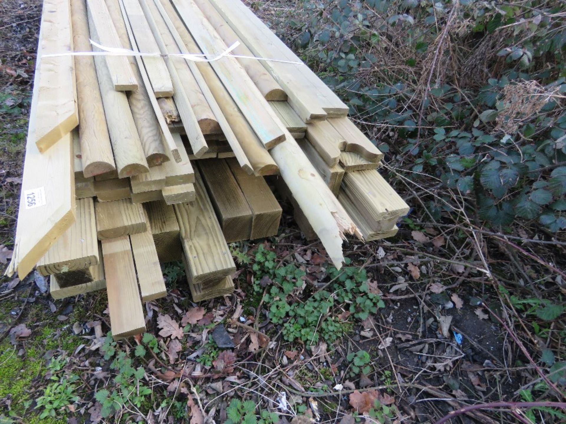 LARGE QUANTITY OF ASSORTED FENCING / CONSTRUCTION TIMBERS. - Image 2 of 2