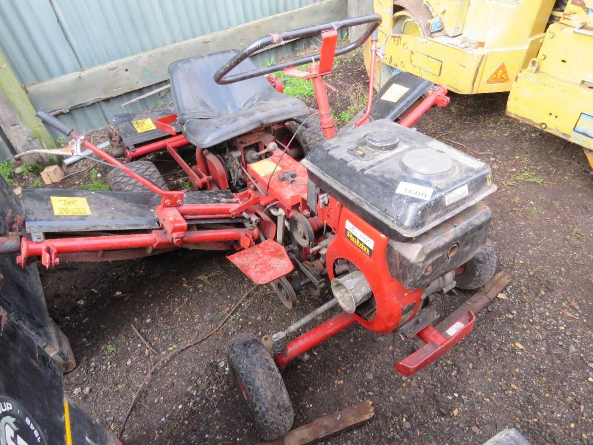 ROBIN ENGINED RIDE ON TRIPLE CYLINDER MOWER.