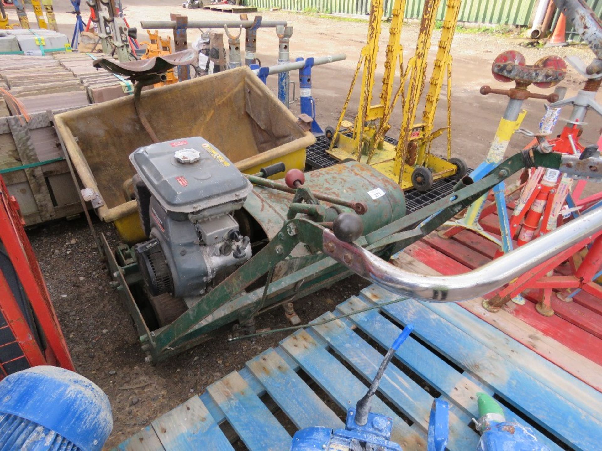 LARGE CYLINDER MOWER WITH SEAT AND COLLECTOR. KUBOTA GS300 ENGINE FITTED. - Image 2 of 6