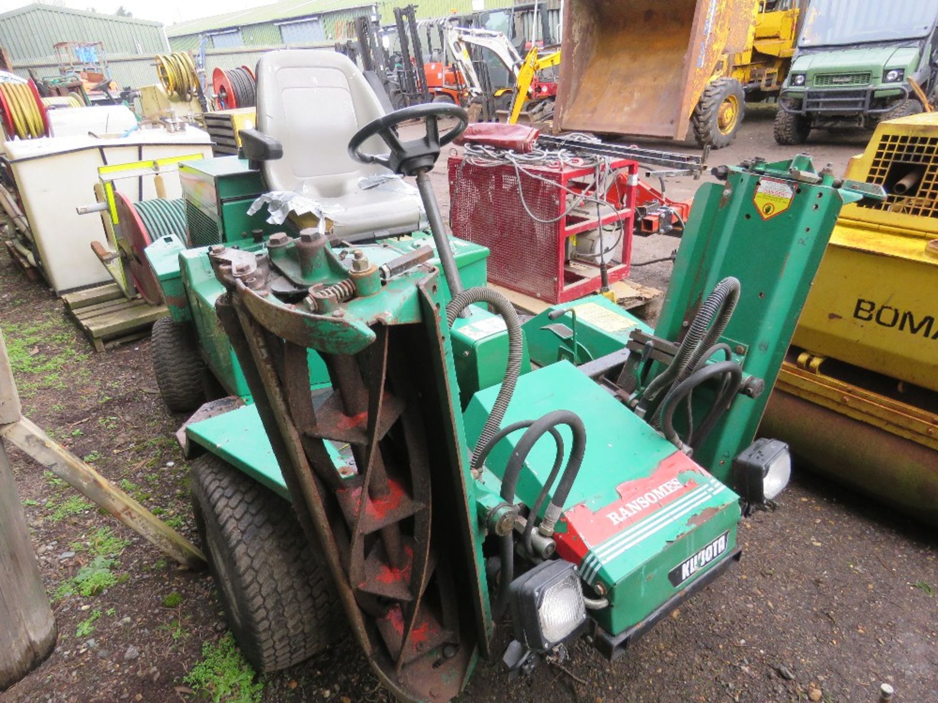 RANSOMES 213 TRIPLE RIDE ON CYLINDER MOWER WITH KUBOTA ENGINE. WHEN TESTED WAS SEEN TO RUN, DRIVE, M - Image 3 of 10