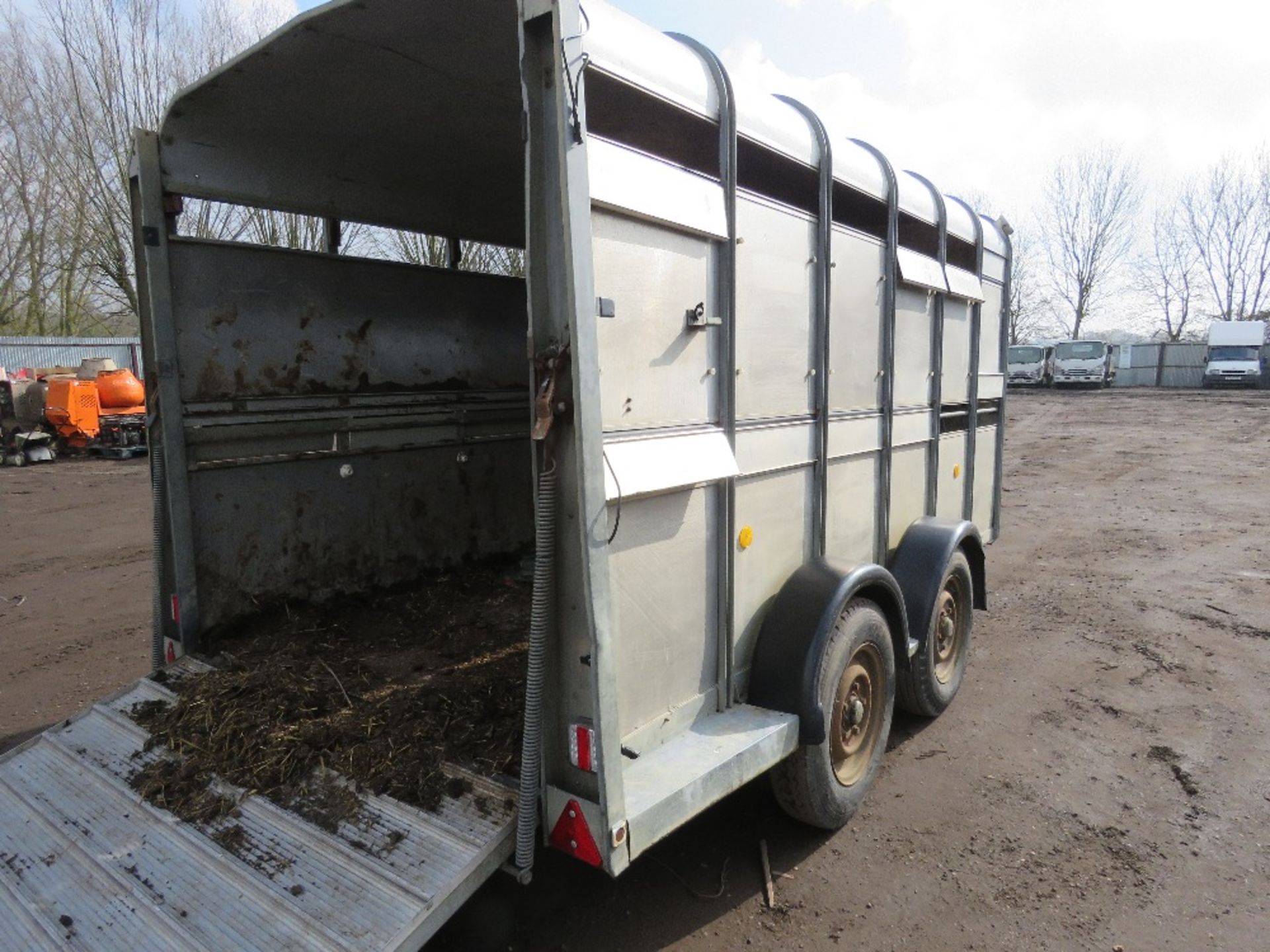 IFOR WILLIAMS TA510G-12 LIVESTOCK TRAILER WITH PARTITIONS AS SHOWN SN:SCK600000Y0288656. SOURCED FRO - Image 11 of 12