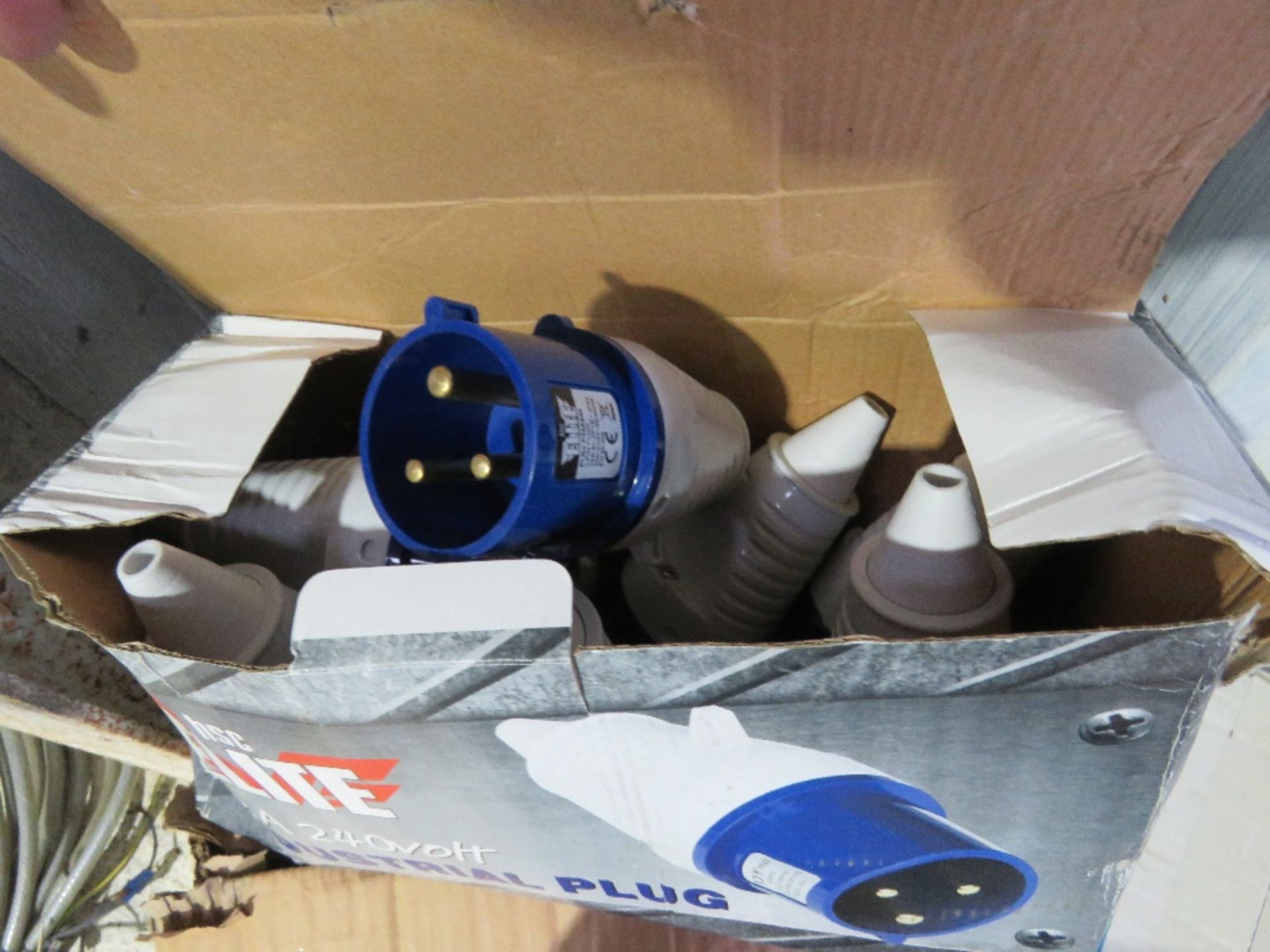 LARGE QUANTITY OF ELECTRICAL PLUGS, BULBS ETC. - Image 3 of 6