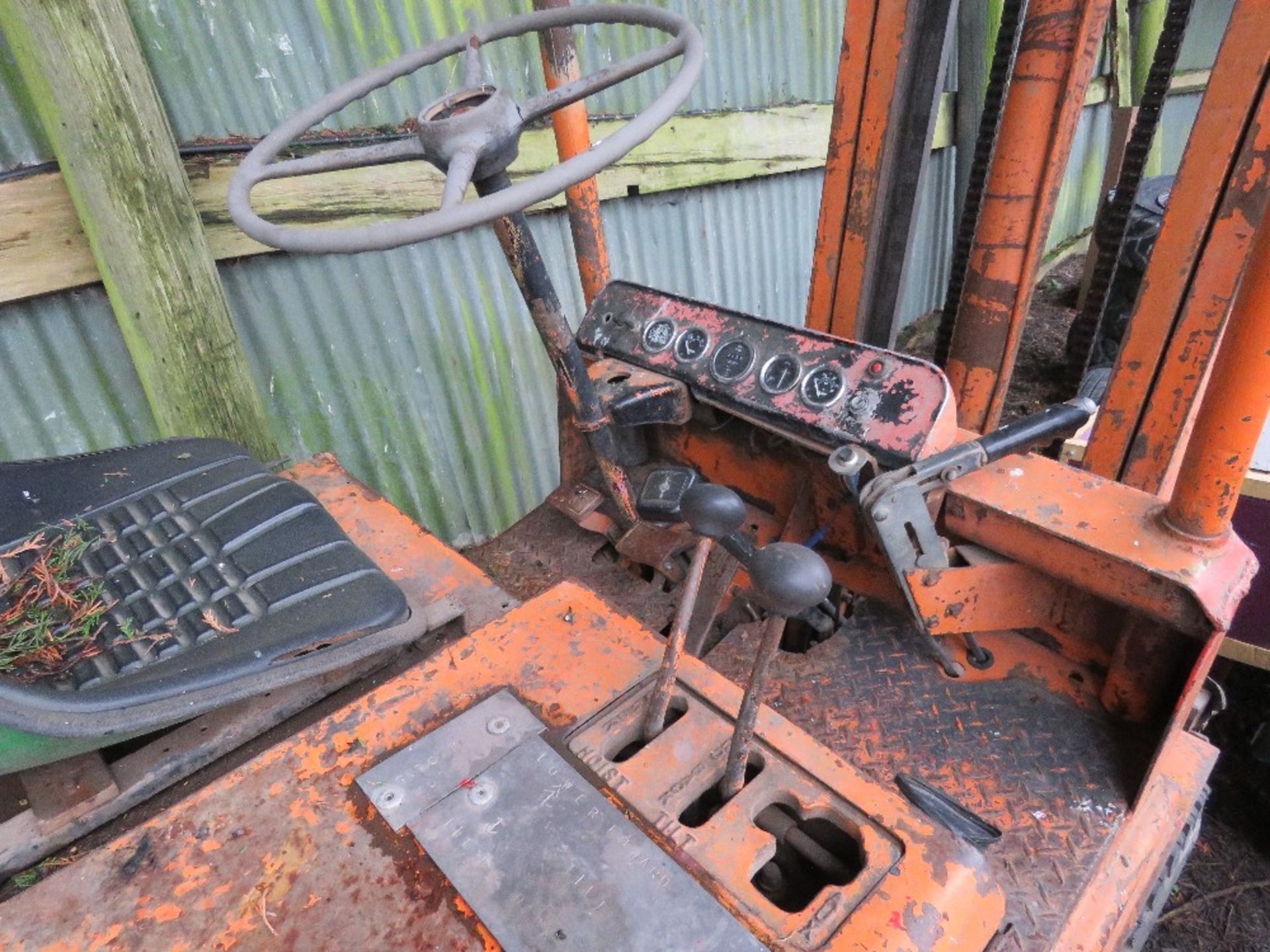 YALE DIESEL FORKLIFT TRUCK. WHEN TESTED WAS SEEN TO DRIVE, BRAKE AND LIFT (STEERING TIGHT). SEE VIDE - Image 7 of 7
