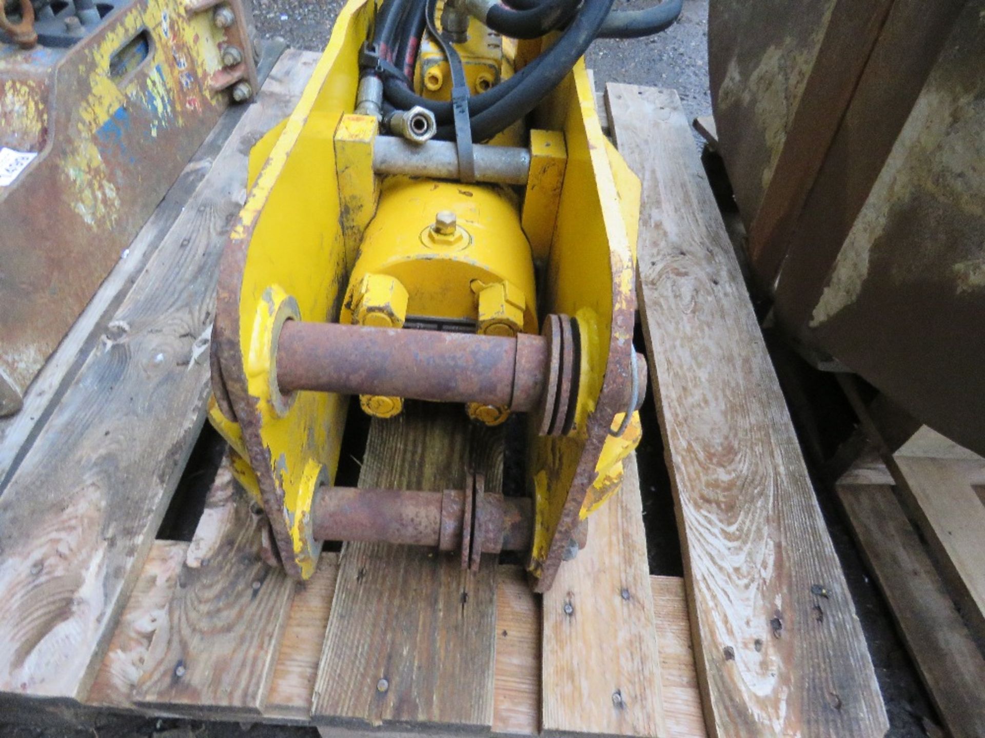 ARROWHEAD CONTRACTOR 4T EXCAVATOR MOUNTED BREAKER ON 45MM PINS. HAS DONE VERY LITTLE WORK, BELIEVED - Image 5 of 5
