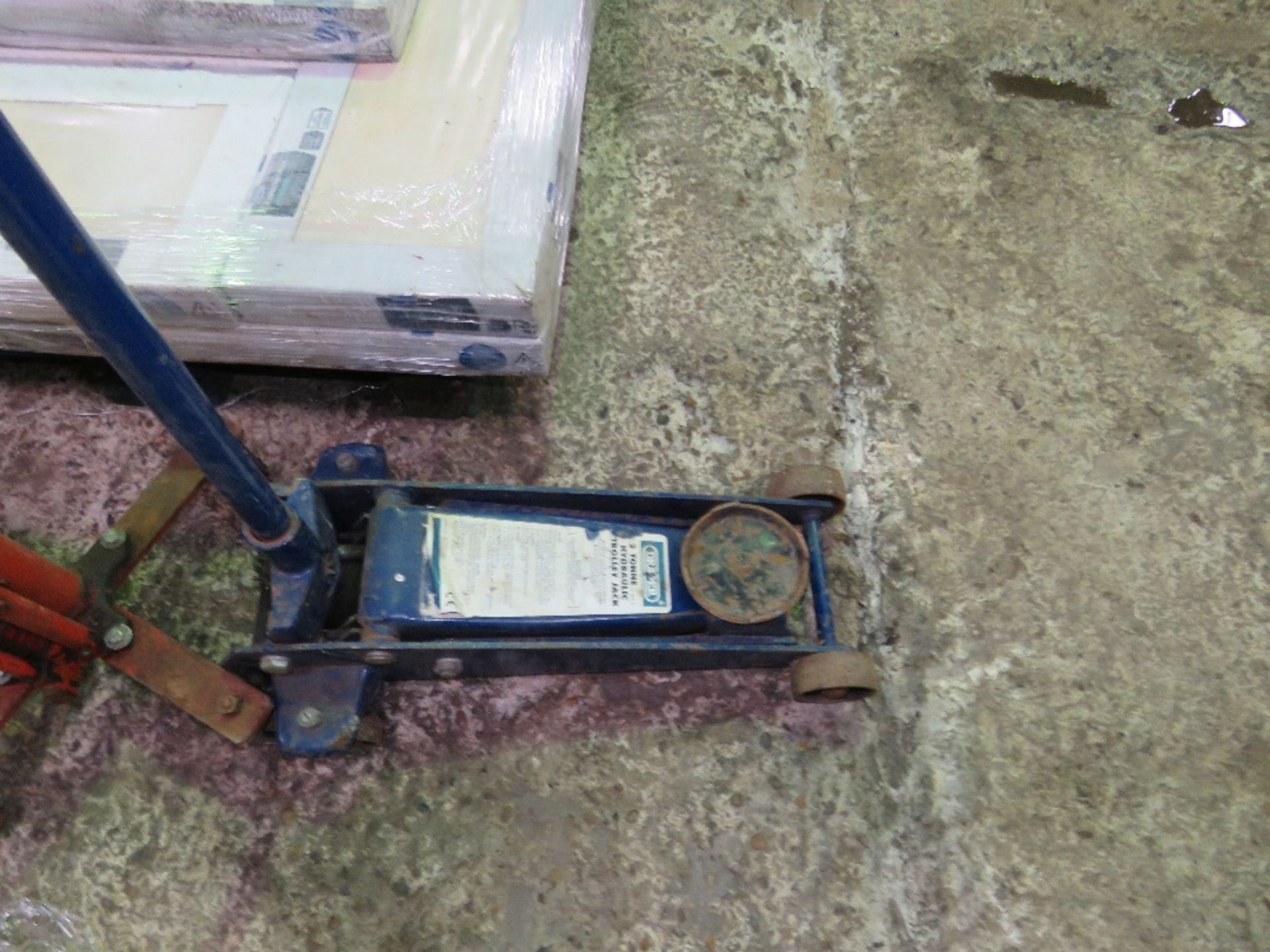 TRANSMISSION JACK PLUS TROLLEY JACK.....THIS LOT IS SOLD UNDER THE AUCTIONEERS MARGIN SCHEME, THEREF - Image 3 of 3