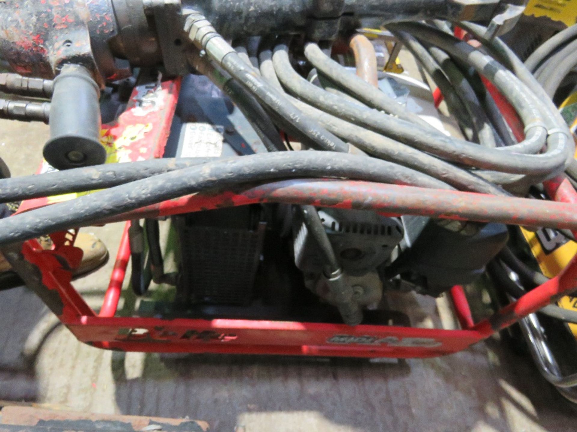 BELLE HYDRAULIC BREAKER PACK WITH HOSE AND GUN. - Image 4 of 6