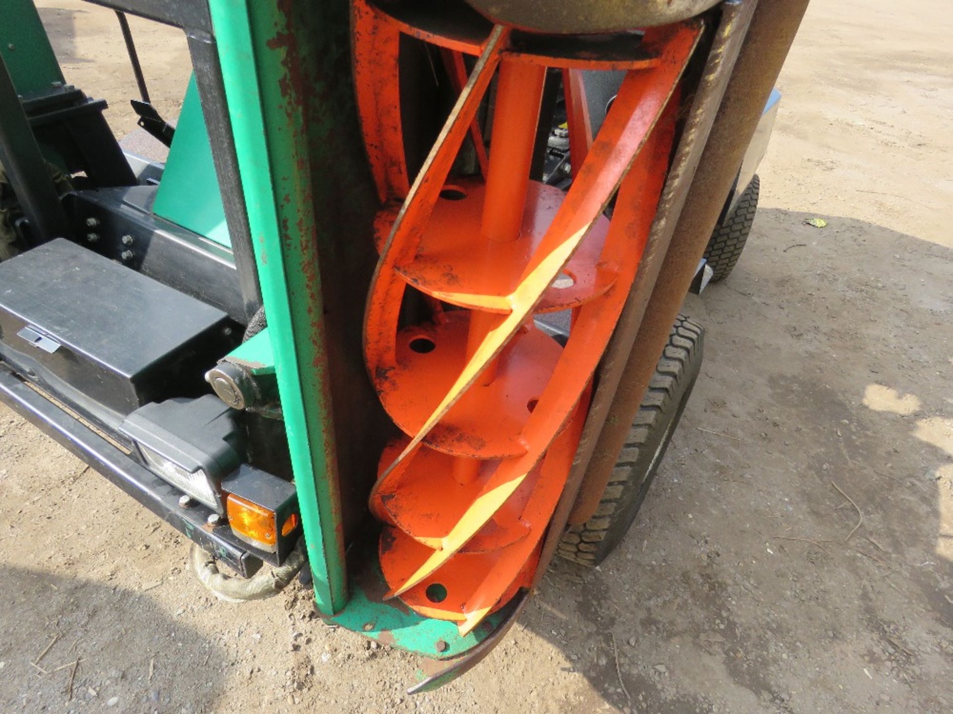 RANSOMES PARKWAY 2250 PLUS PROFESSIONAL TRIPLE RIDE ON MOWER, 4WD, 3300 REC HOURS. DIRECT FROM GOLF - Image 7 of 11