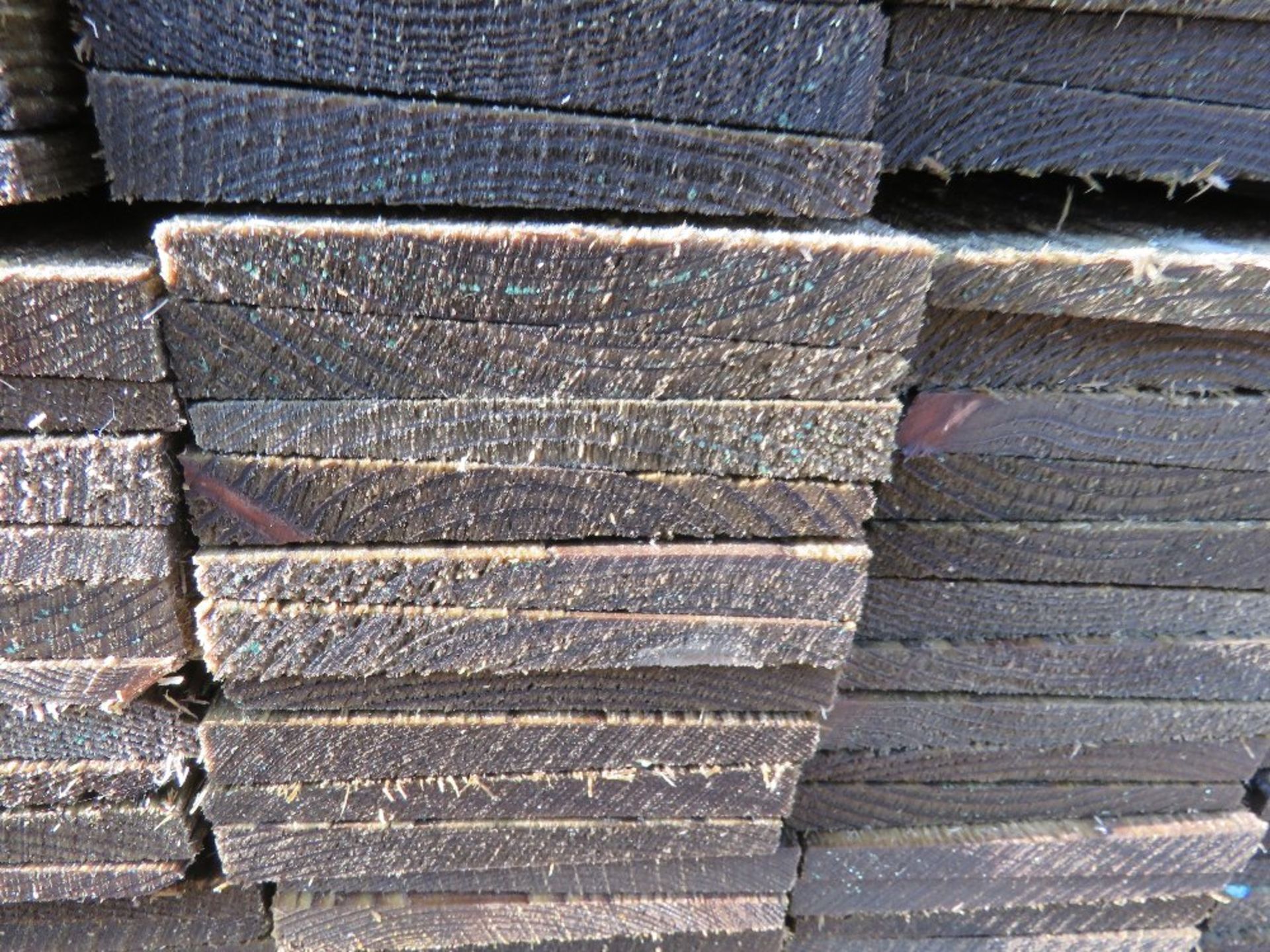 LARGE PACK OF TREATED FEATHER EDGE TIMBER CLADDING BOARDS 1.8M LENGTH X 100MM WIDTH APPROX. - Bild 3 aus 3