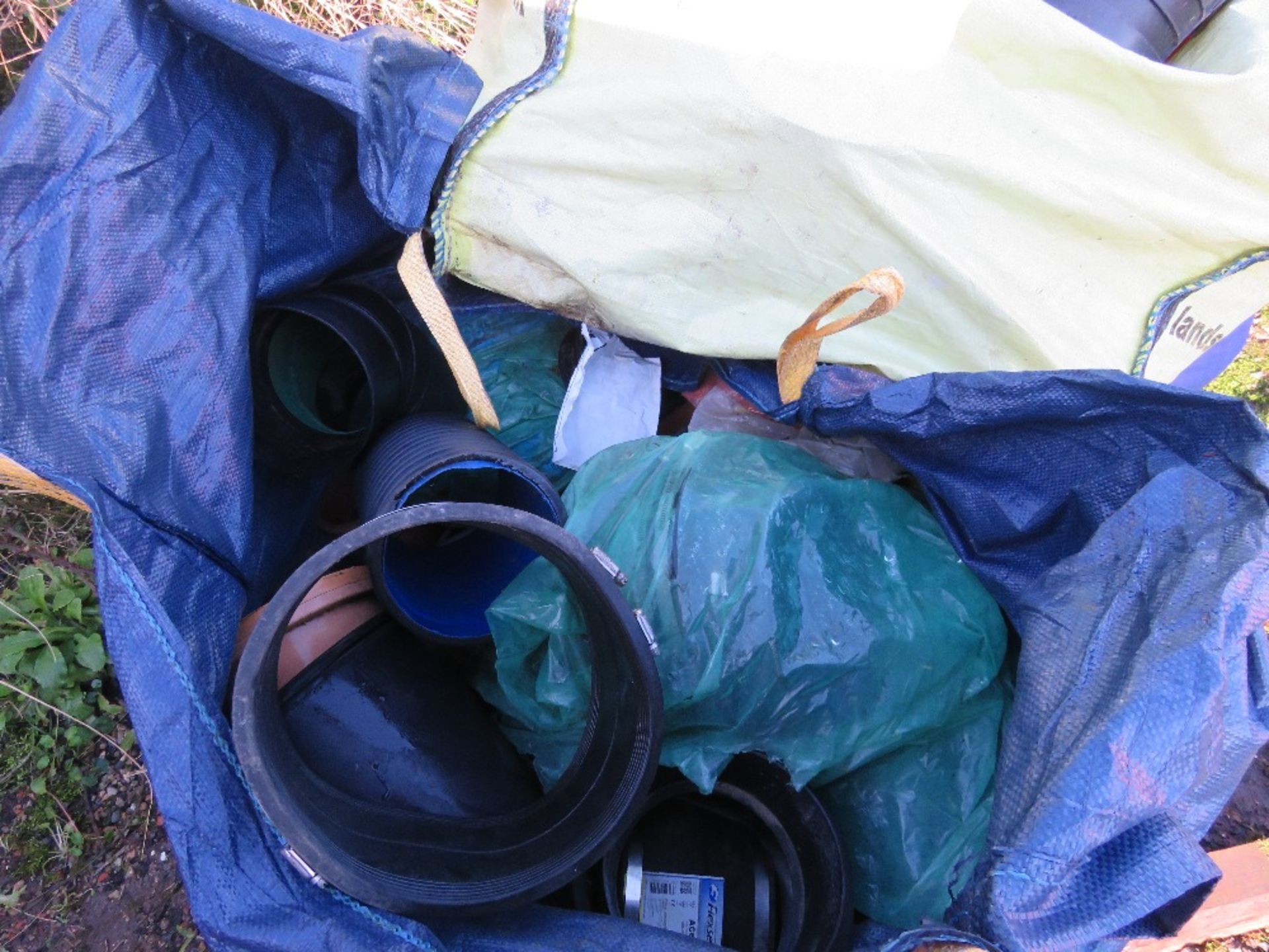 3NO BULK BAGS OF PLASTIC PIPE CONNECTIONS ETC.. SOURCED FROM COMPANY LIQUIDATION. - Image 3 of 7