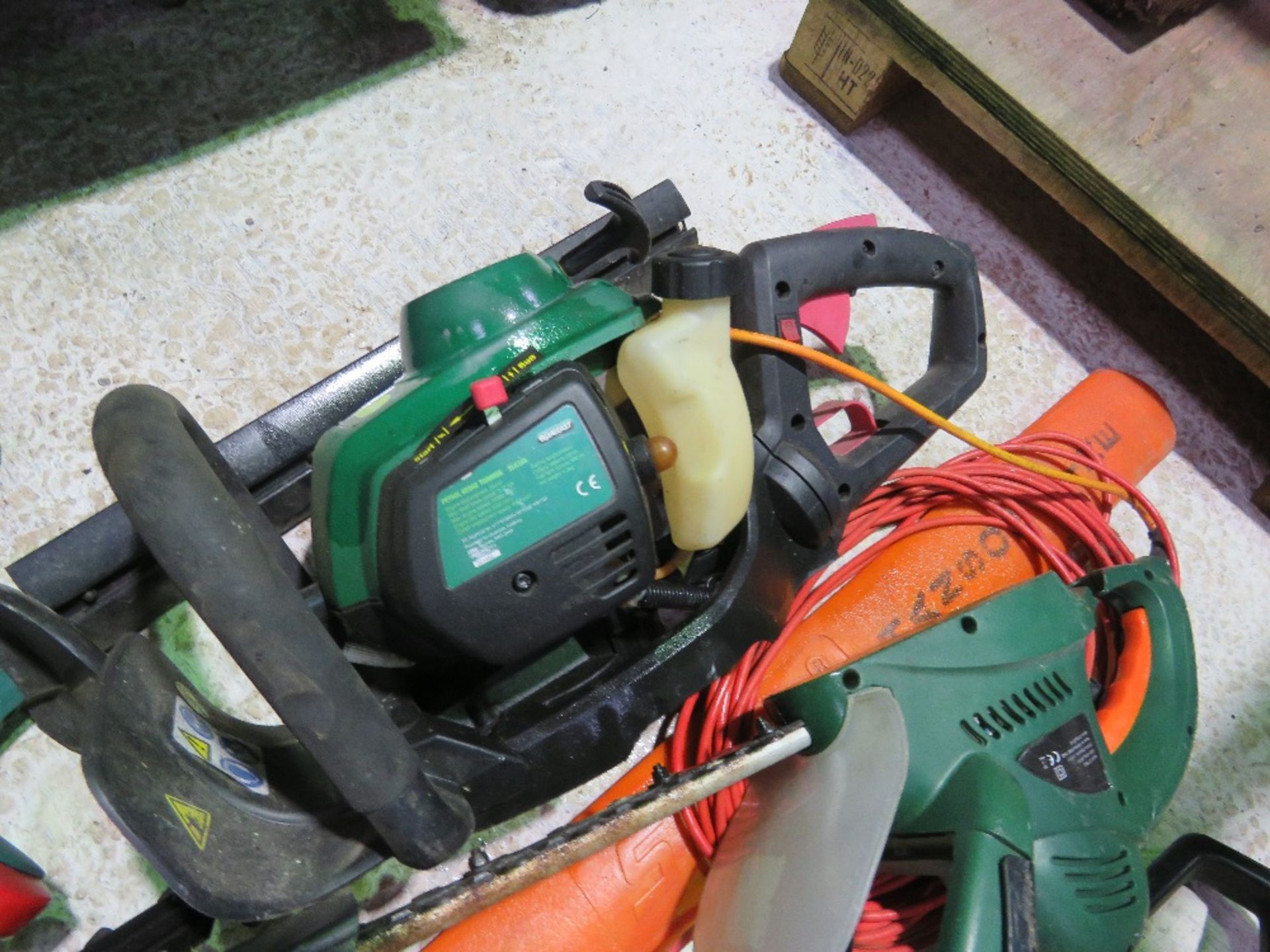 2 X PETROL HEDGE CUTTERS PLUS 2 X ELECTRIC HEDGE CUTTERS AND A CHAINSAW SHARPENER. - Image 9 of 14