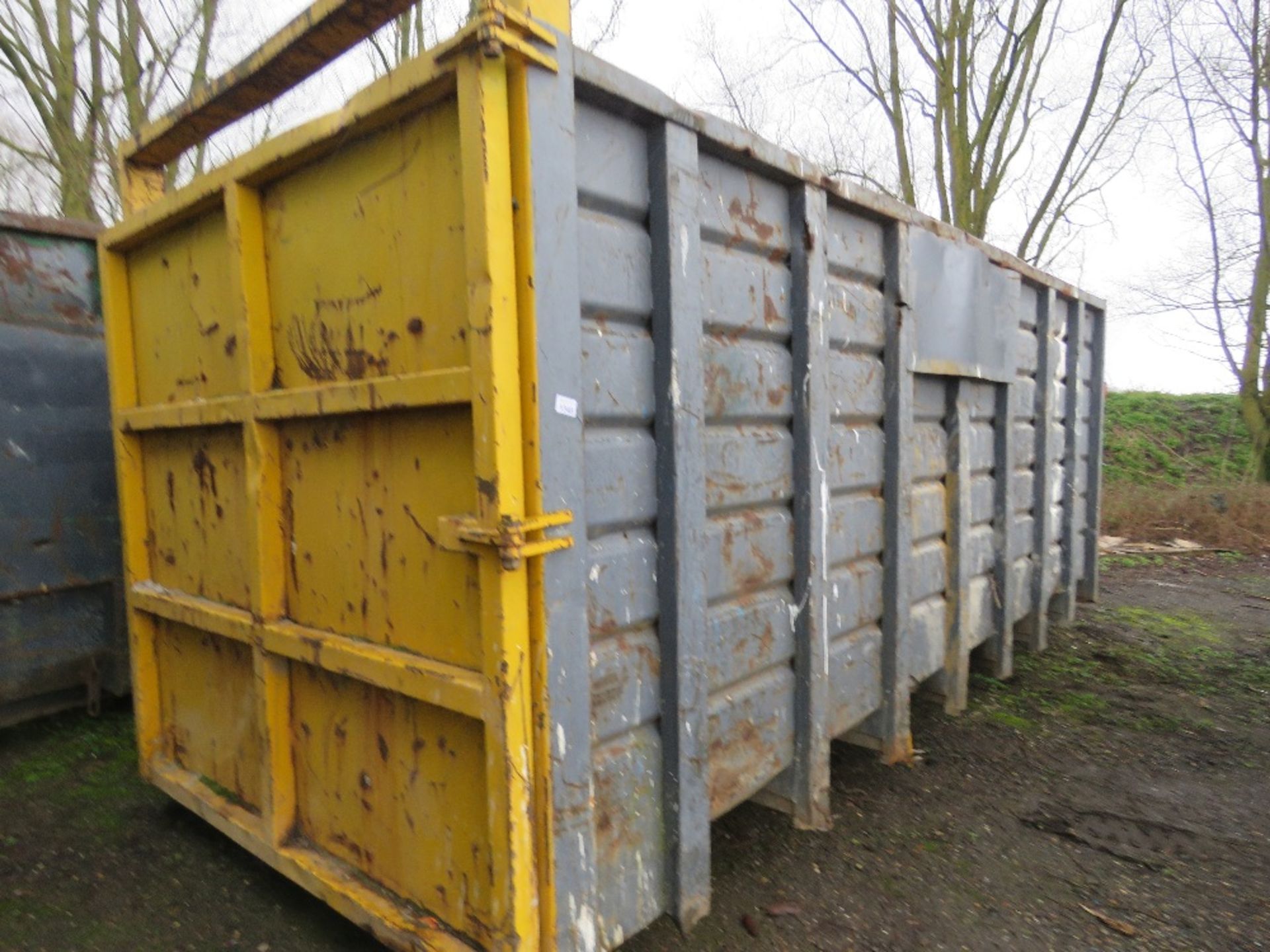 HOOK LOADER BIN, ROLLONOFF TYPE, 40YARD CAPACITY APPROX WITH FULL WIDTH REAR DOOR. DIRECT FROM LOCAL - Image 5 of 7