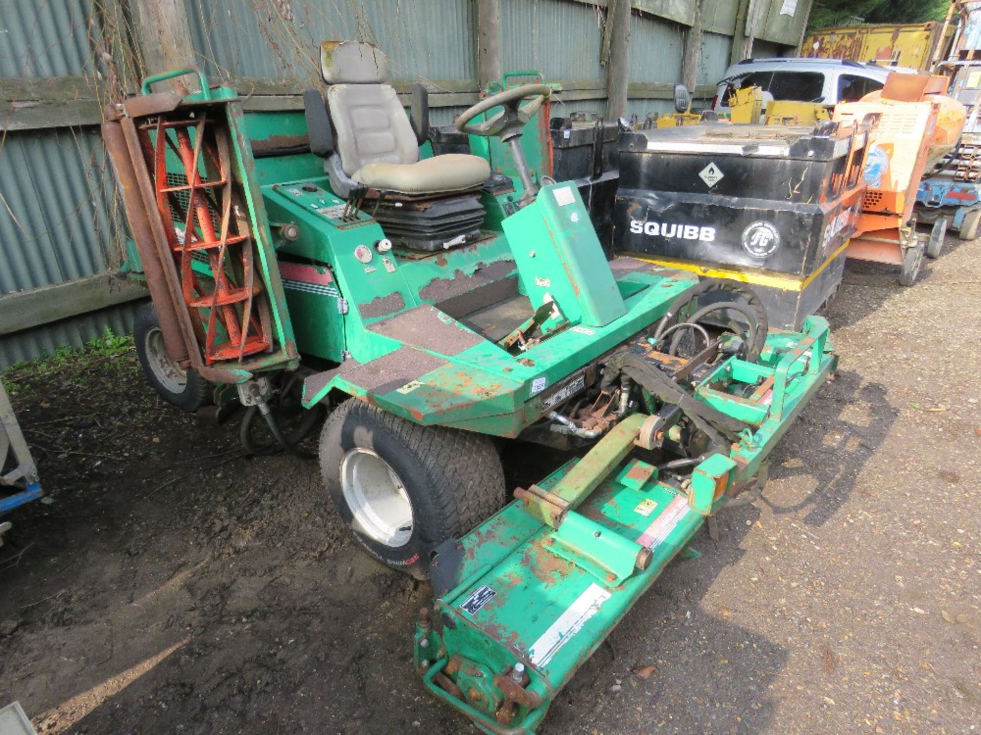 RANSOMES 520 5 GANG RIDE ON CYLINDER MOWER WITH KUBOTA ENGINE. WHEN TESTED WAS SEEN TO RUN, DRIVE,