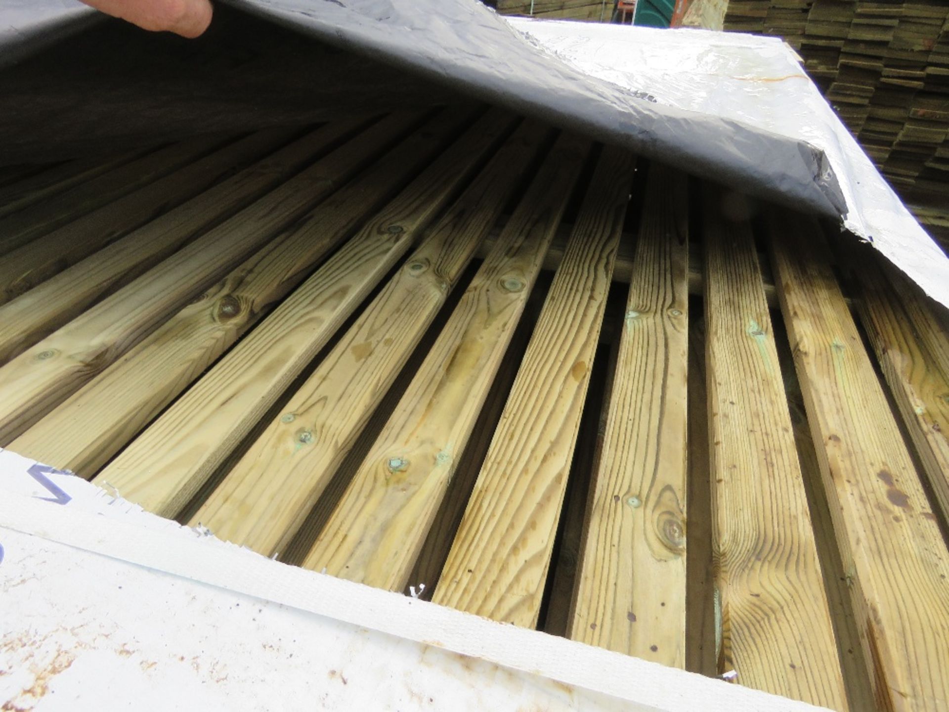 PACK OF VENETIAN SLAT FENCE PANELS 1.83M X 1.22M APPROX. 16NO PANELS IN TOTAL. - Image 3 of 3