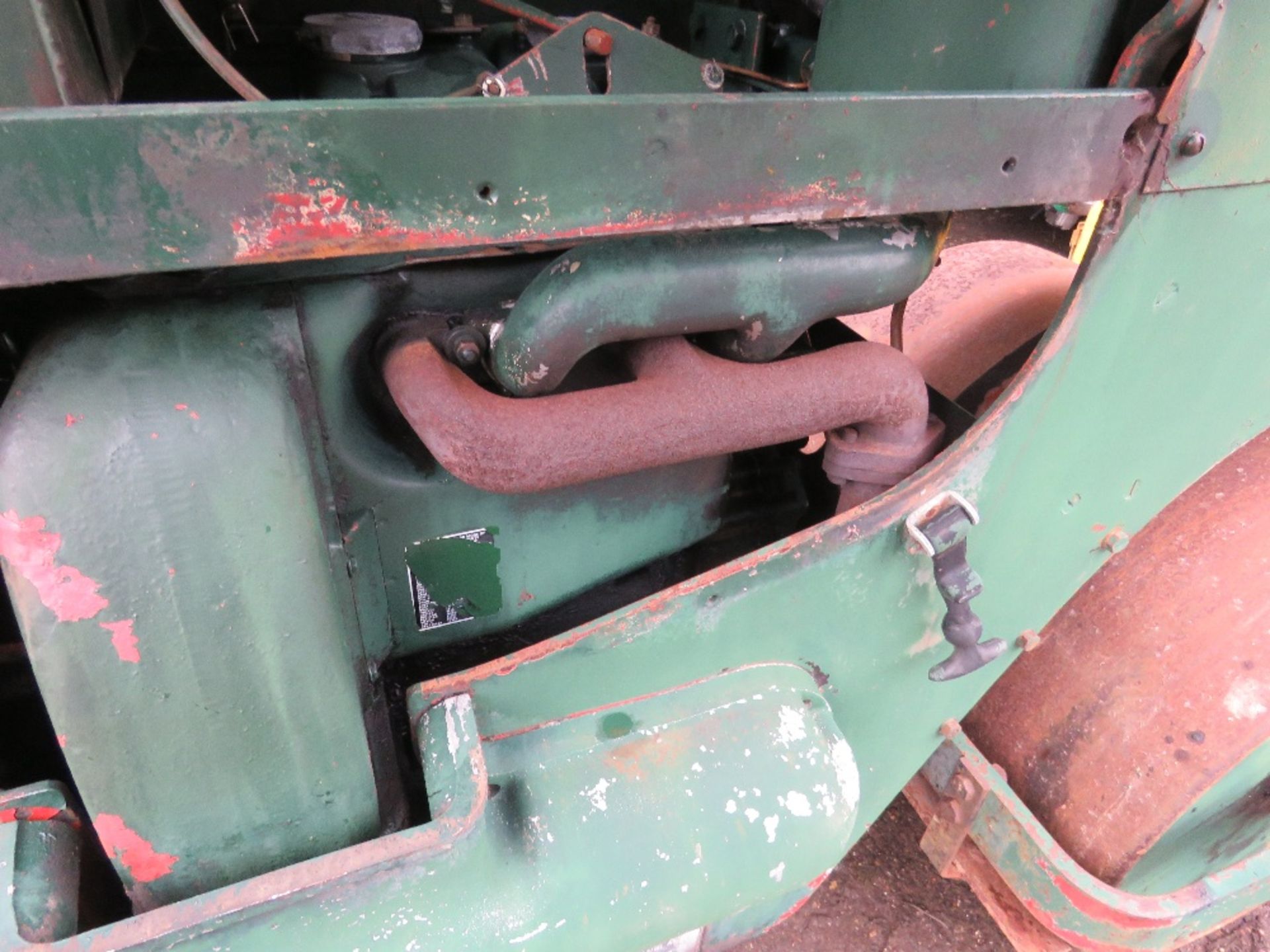 AVELING BARFORD VINTAGE 3 DRUM RIDE ON GREENS ROLLER. - Image 8 of 10