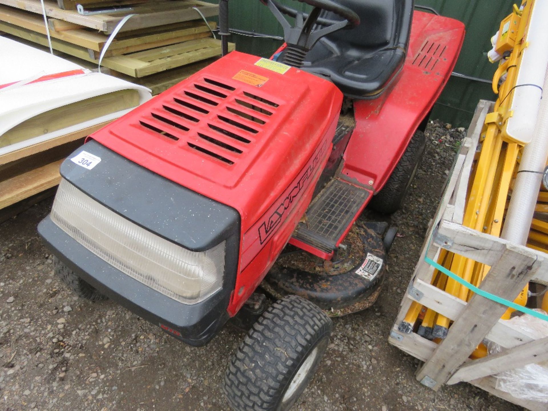 LAWNFLITE 940 RIDE ON MOWER WITH COLLECTOR. PART EXCHANGE MACHINE, CONDITION UNKNOWN. THIS LOT IS - Image 3 of 7