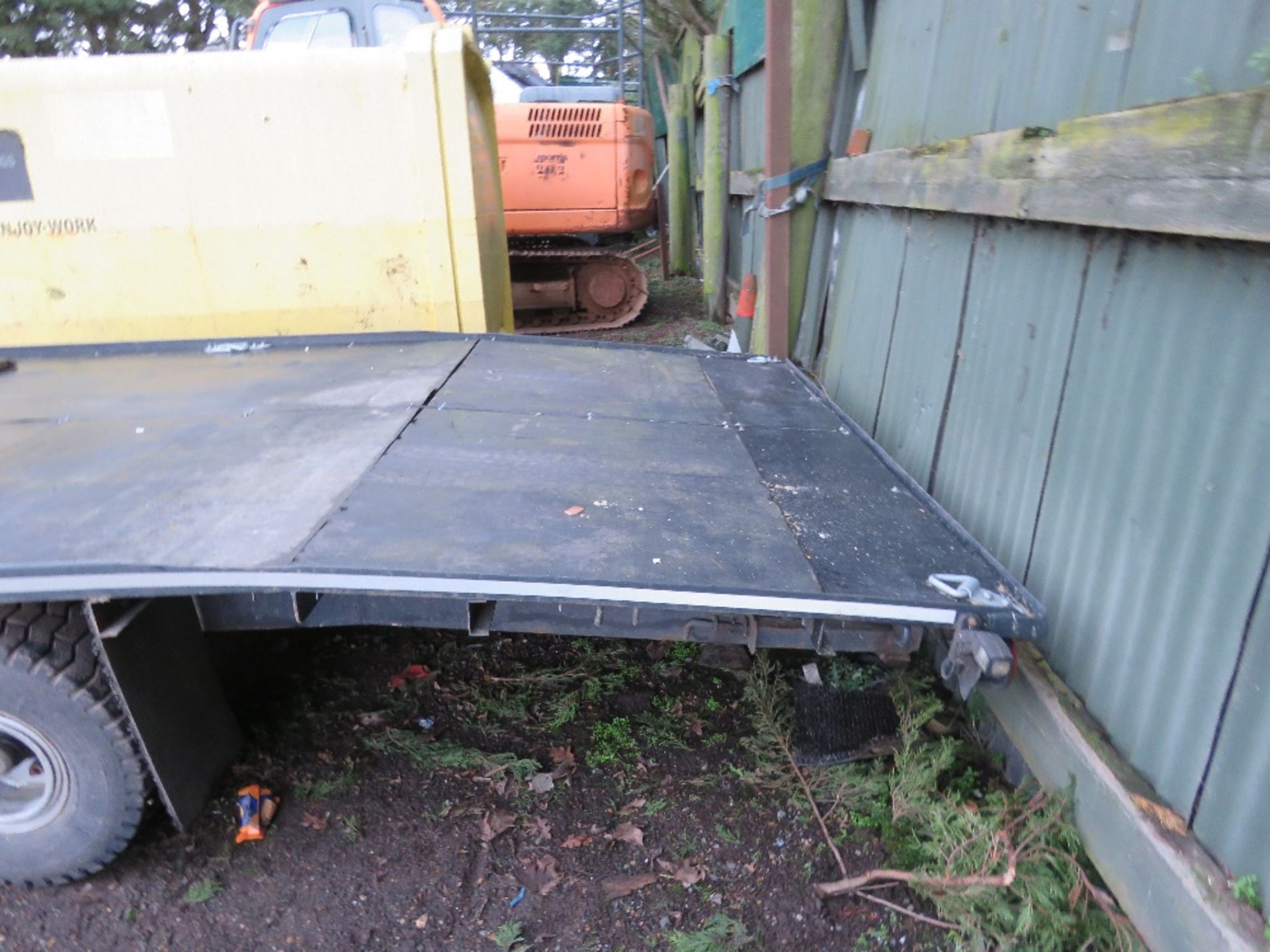 HEAVY DUTY TWIN AXLED BEAVERTAIL PLANT TRAILER WITH RAMPS AND WINCH (CONTROL IN OFFICE) 16FT X 7FT B - Image 6 of 7