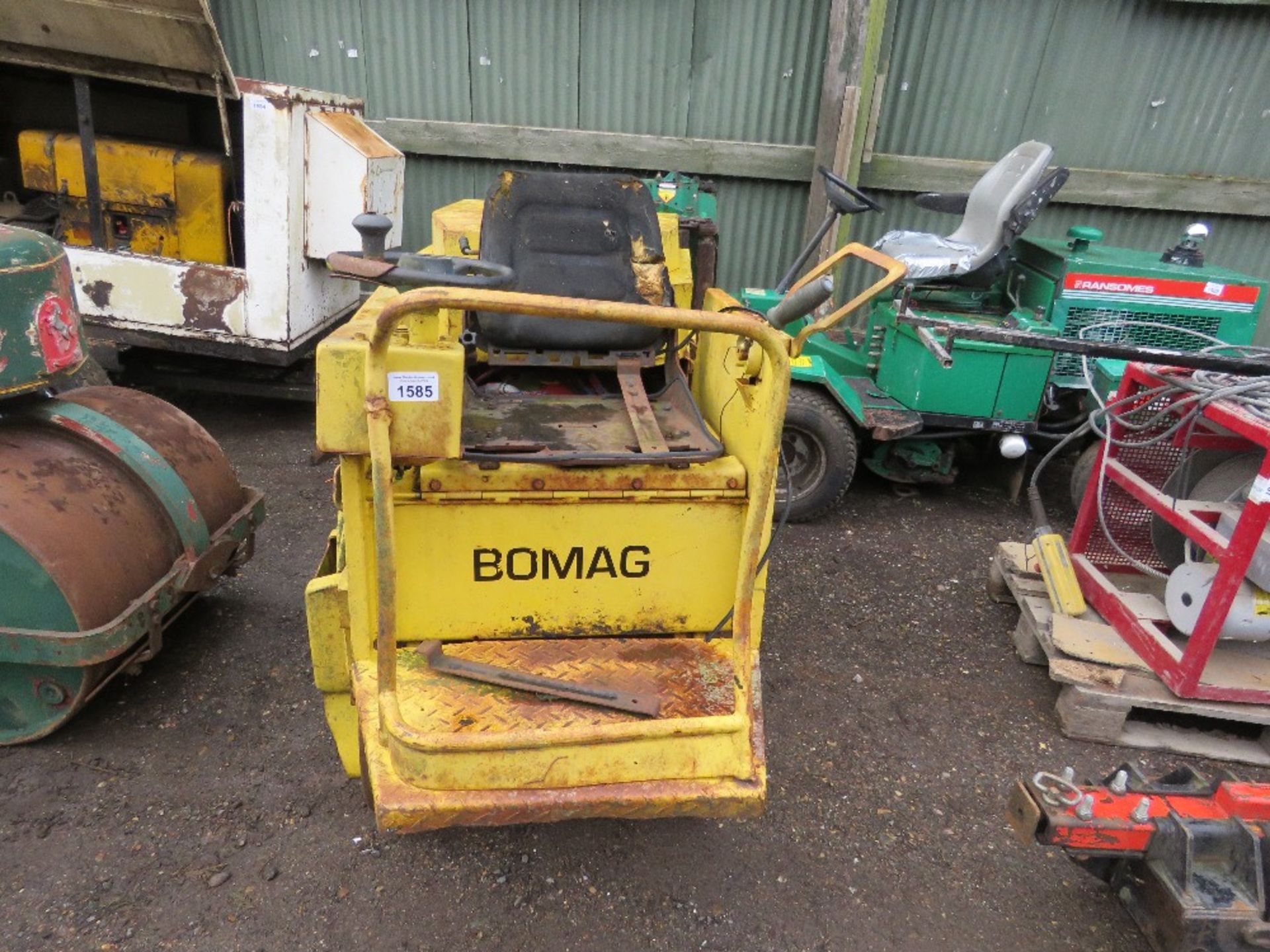 BOMAG 75ADL DOUBLE DRUM RIDE ON ROLLER SN:480118085. SOURCED FROM FARM CLOSURE / LIQUIDATION. - Image 2 of 6
