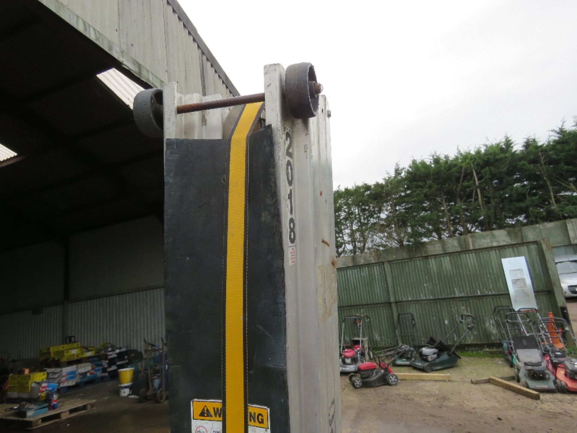 SUMNER 2018 EXTRA TALL MATERIAL HOIST WITH FORKS. SOURCED FROM LOCAL RETIRING BUILDER. THIS LOT - Image 7 of 7