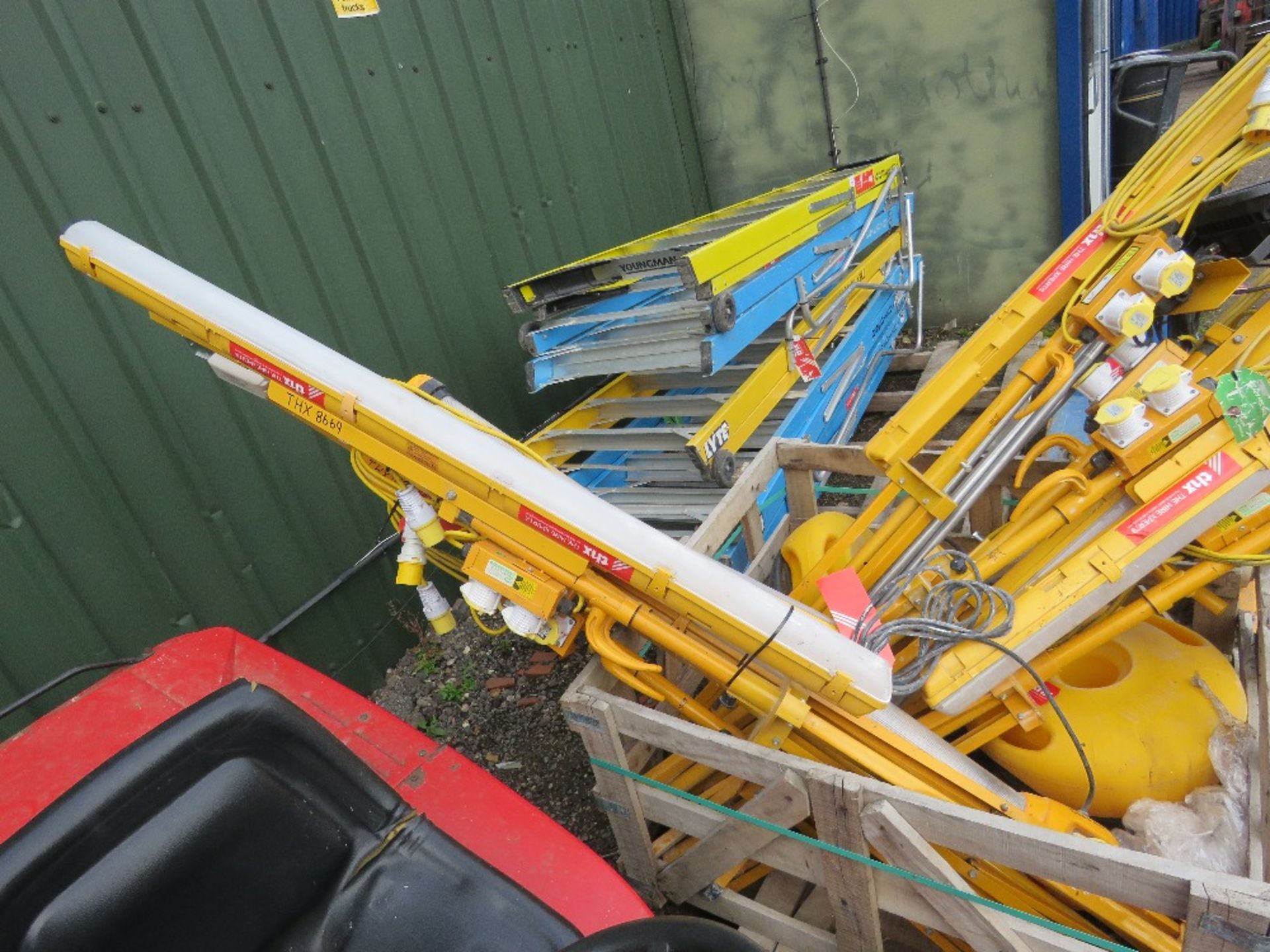 STILLAGE CONTAINING ASSORTED 110VOLT WORK LIGHTS. - Image 3 of 5