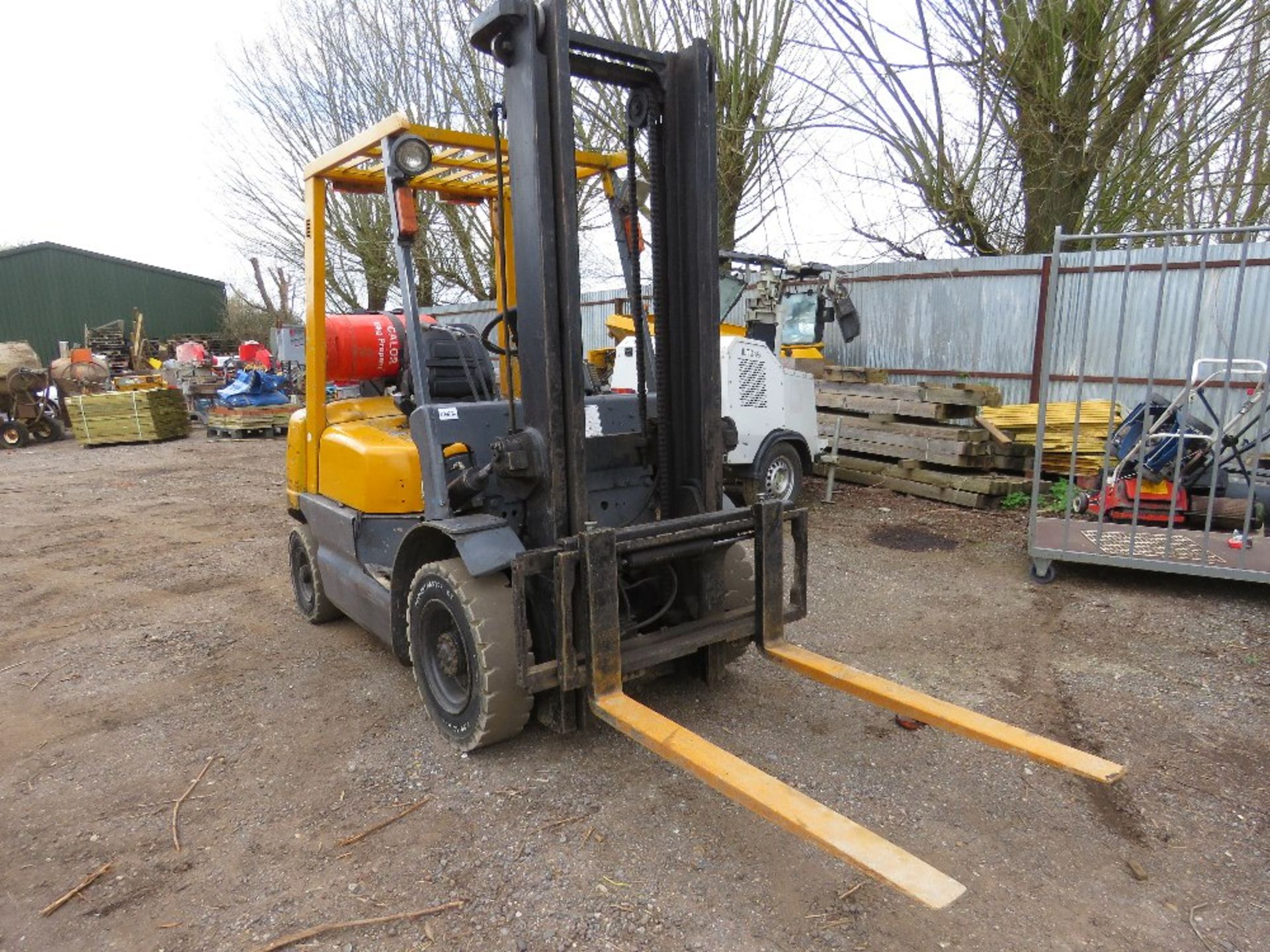 TCM FG20NST 2TONNE GAS POWERED FORKLIFT TRUCK, 8551REC HRS. 2.2M CLOSED MAST HEIGHT APPROX. WHEN TES - Image 2 of 12