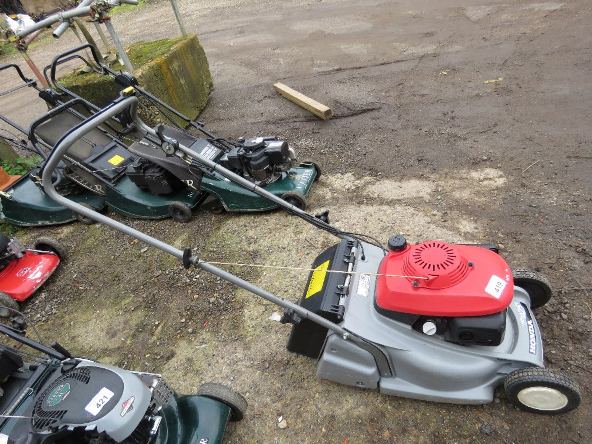 HONDA HRB425 PETROL ENGINE ROLLER MOWER, NO COLLECTOR.....THIS LOT IS SOLD UNDER THE AUCTIONEERS MAR - Image 2 of 4