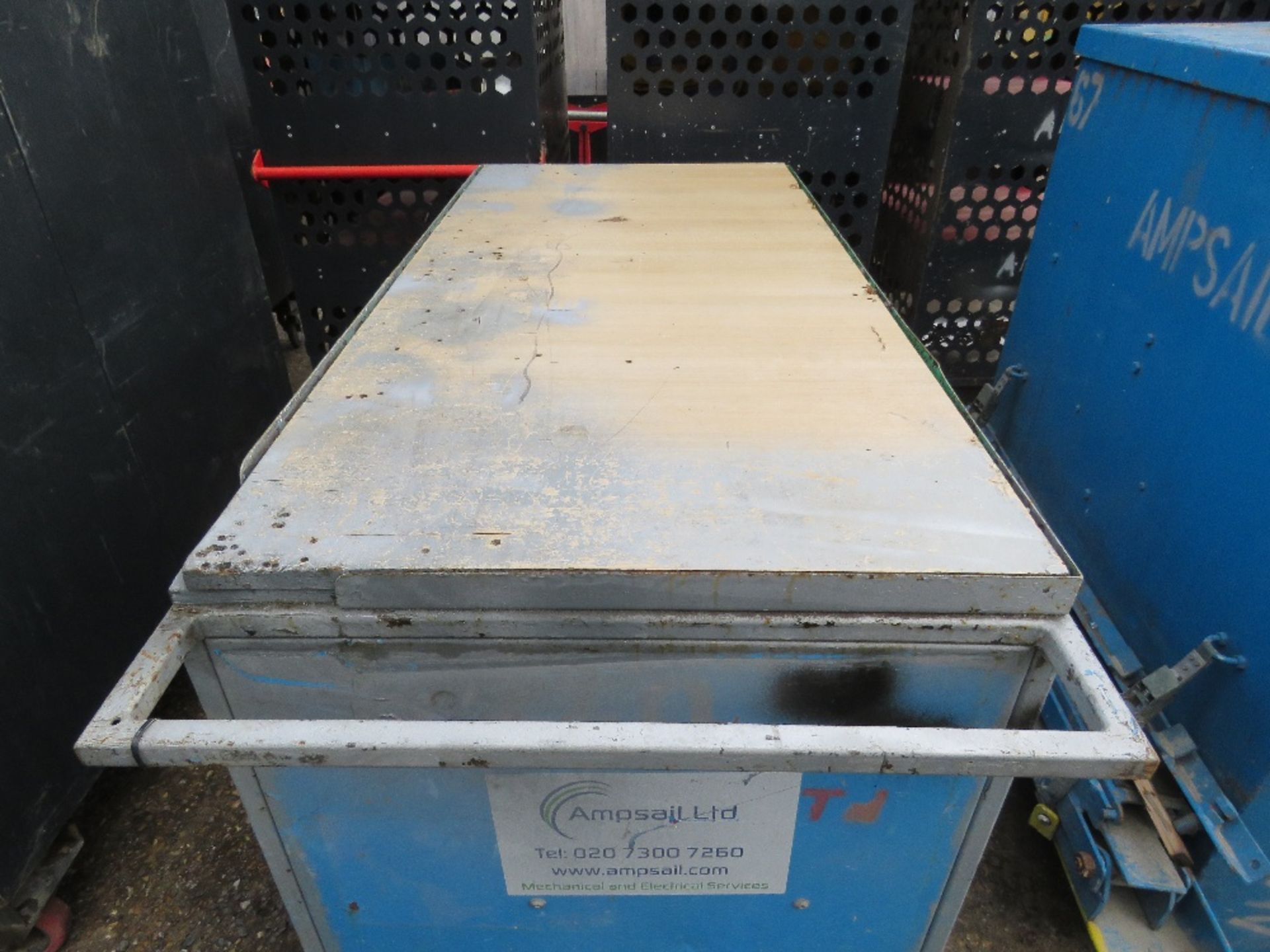 HEAVY DUTY WHEELED WORKBENCH WITH STORAGE UNDERNEATH. SOURCED FROM COMPANY LIQUIDATION. - Image 3 of 3