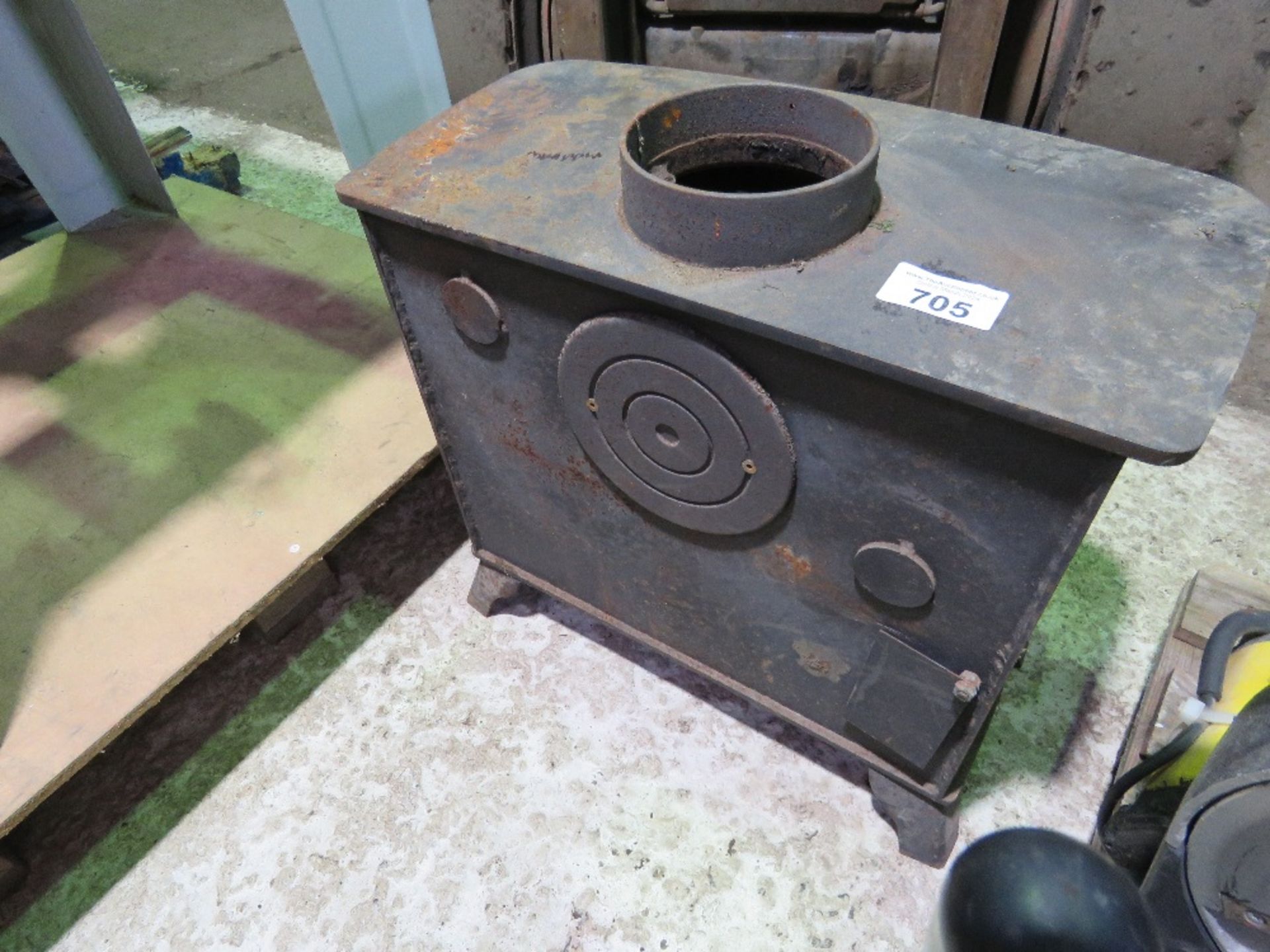 LARGE YEOMAN EXE FLAT TOPPED MULTI FUEL BURNING STOVE. THIS LOT IS SOLD UNDER THE AUCTIONEERS - Image 6 of 7