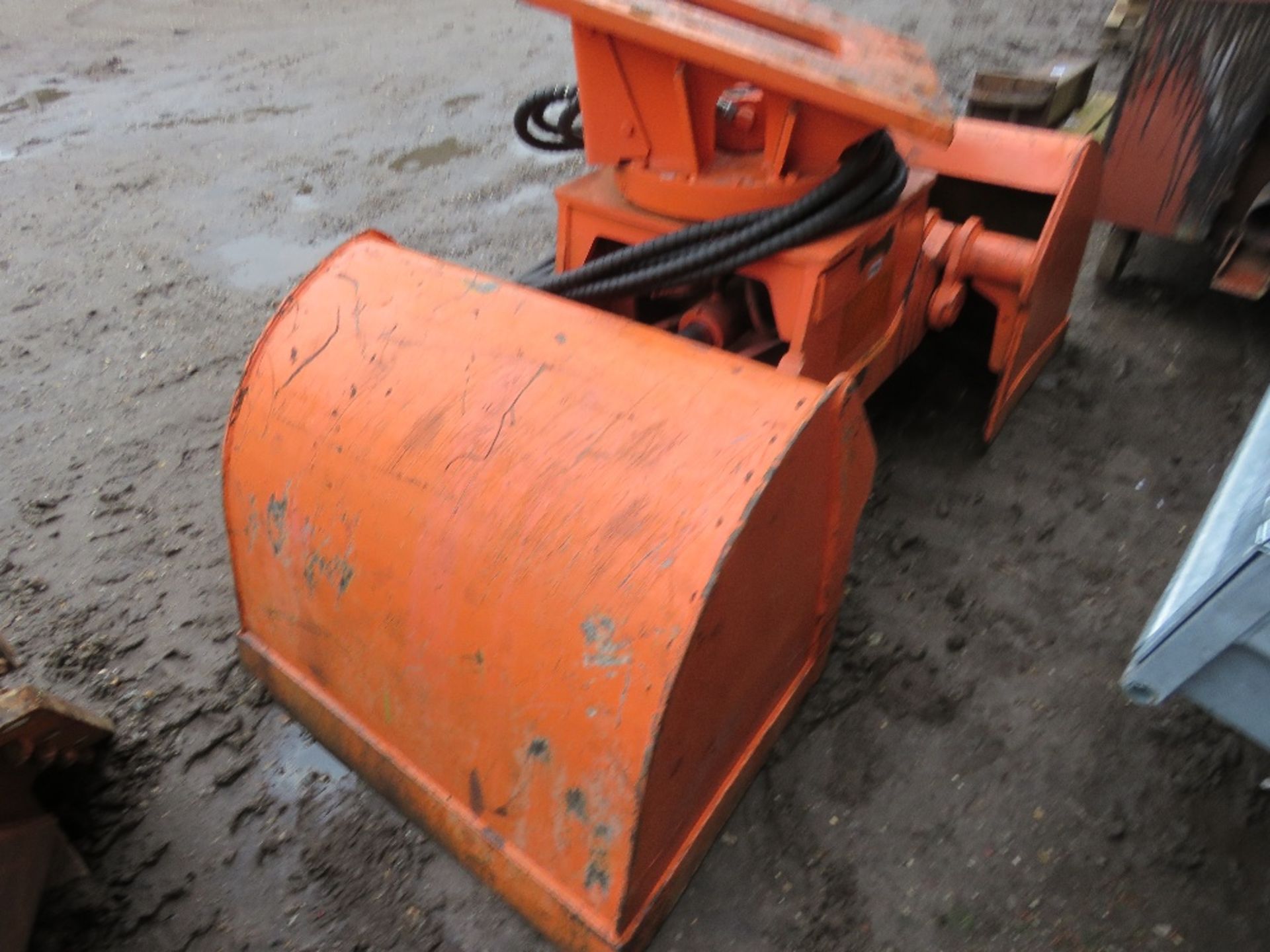 CLAMSHELL TYPE BUCKET GRAB DEEP EXCAVATION ATTACHMENT FOR EXCAVATOR, 0.88M WIDTH APPROX, APPEARS LIT - Image 5 of 6