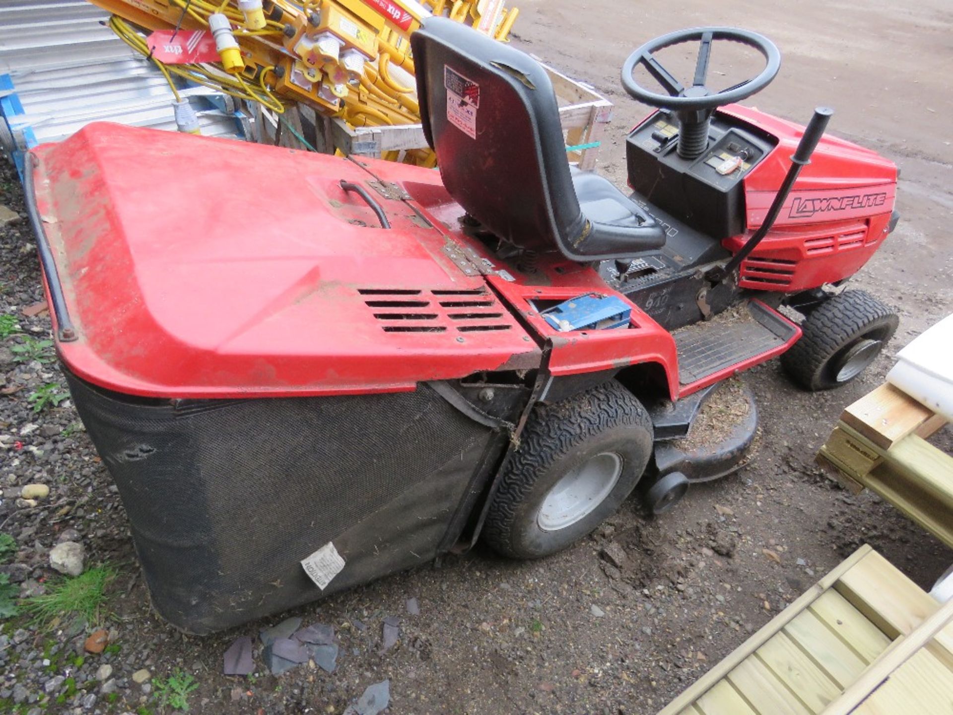 LAWNFLITE 940 RIDE ON MOWER WITH COLLECTOR. PART EXCHANGE MACHINE, CONDITION UNKNOWN. THIS LOT IS - Image 4 of 7