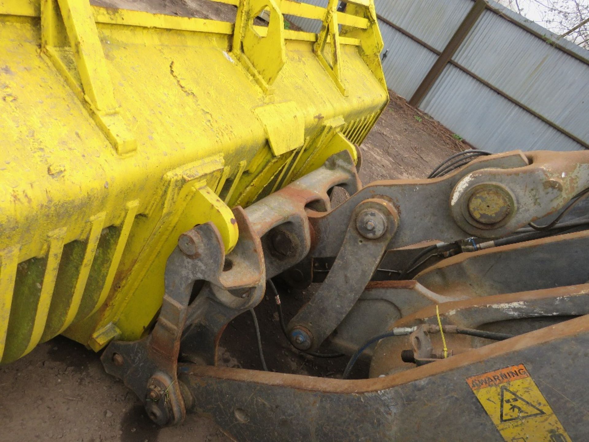 VOLVO L120F WHEELED LOADING SHOVEL YEAR 2009 BUILD. WITH SOIL AND SCREENING BUCKETS AS SHOWN. SN:VCE - Image 16 of 27