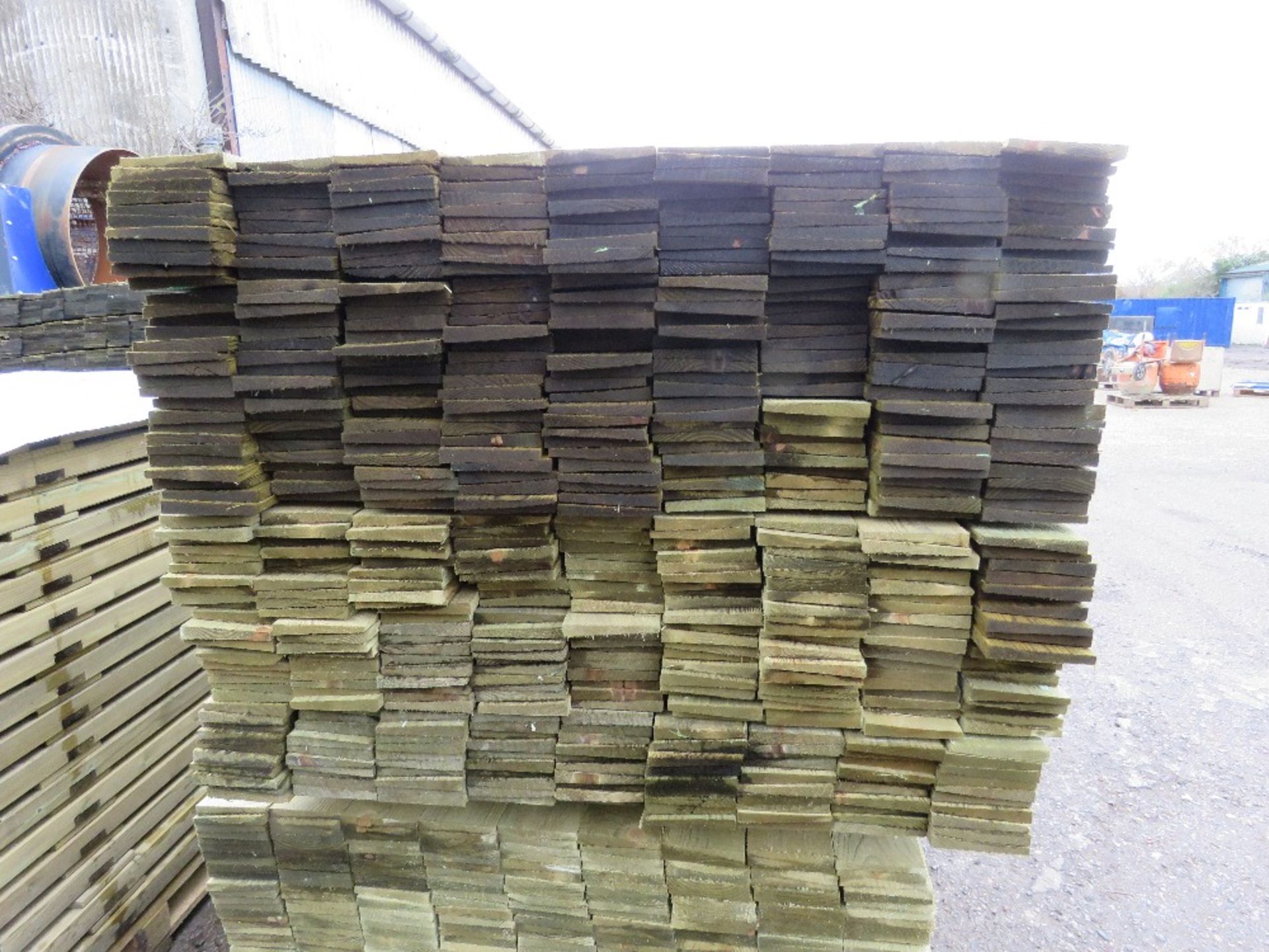 LARGE PACK OF TREATED FEATHER EDGE FENCE CLADDING TIMBER BOARDS. 1.65M LENGTH X 100MM WIDTH APPROX. - Bild 2 aus 3