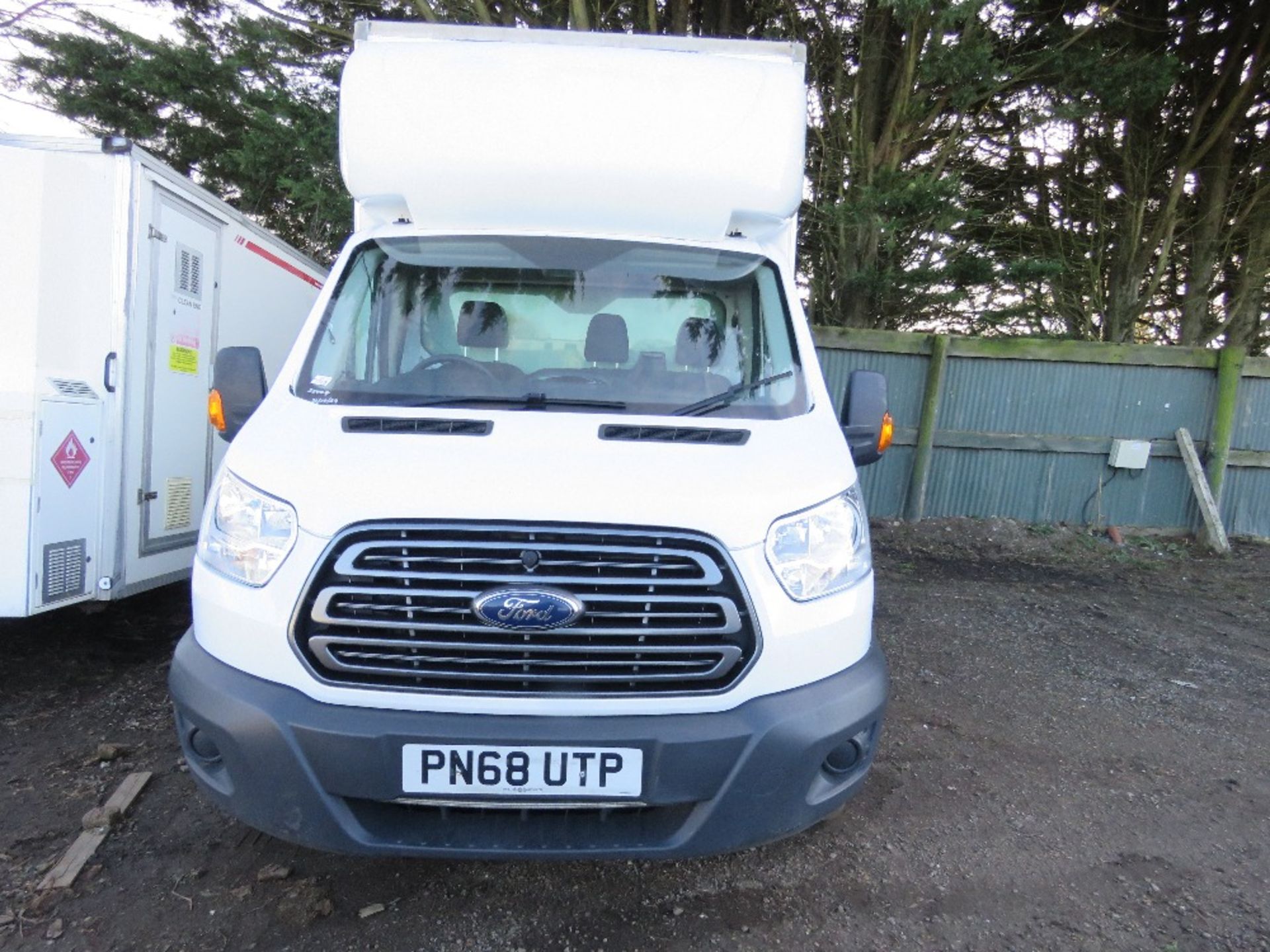 FORD TRANSIT 350 LUTON BOX VAN WITH TAIL LIFT. REG:PN68 UTP. WITH MOT UNTIL 31/10/24. V5 DOCUMENT, - Image 3 of 12