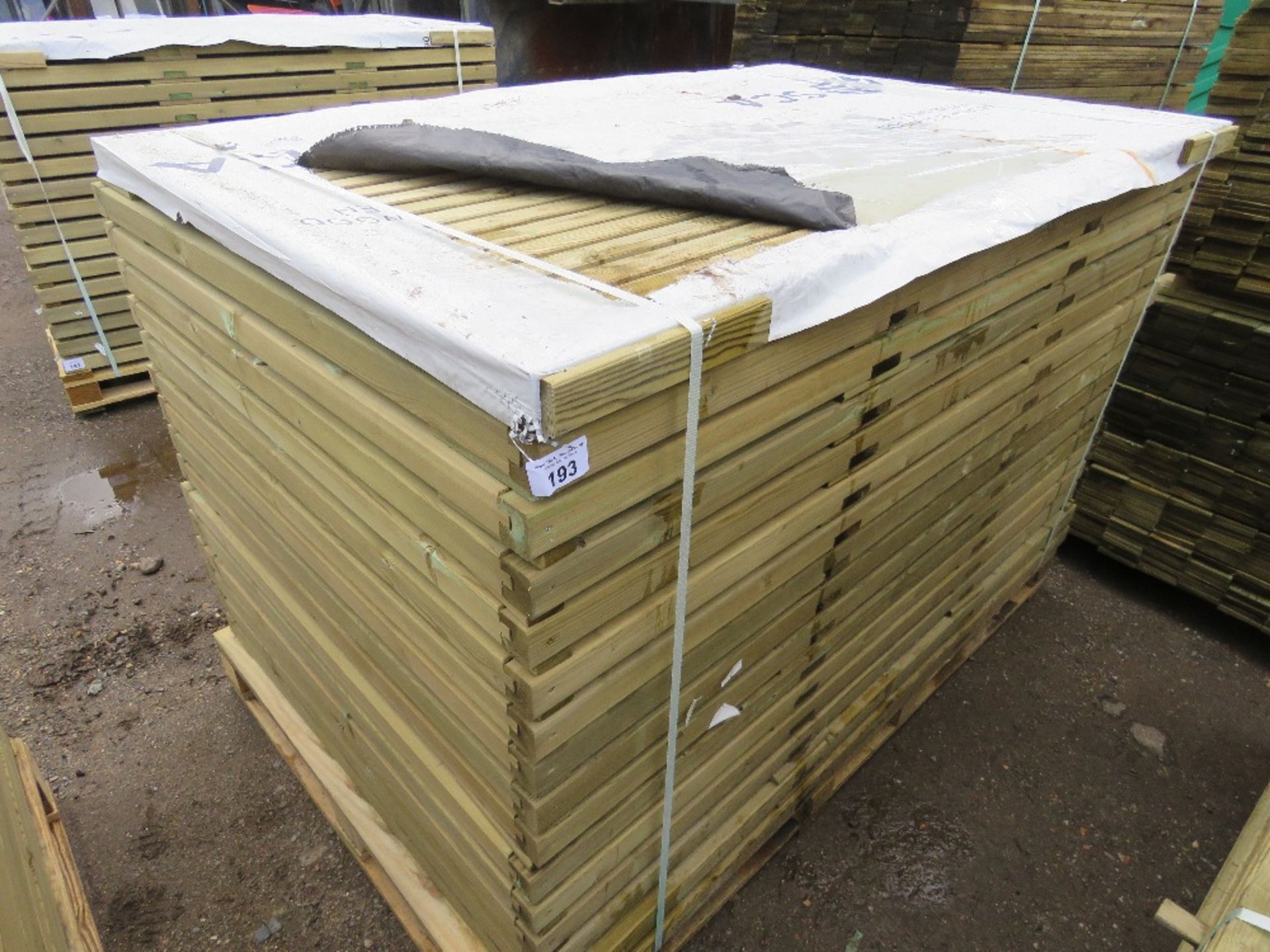 PACK OF VENETIAN SLAT FENCE PANELS 1.83M X 1.22M APPROX. 16NO PANELS IN TOTAL.