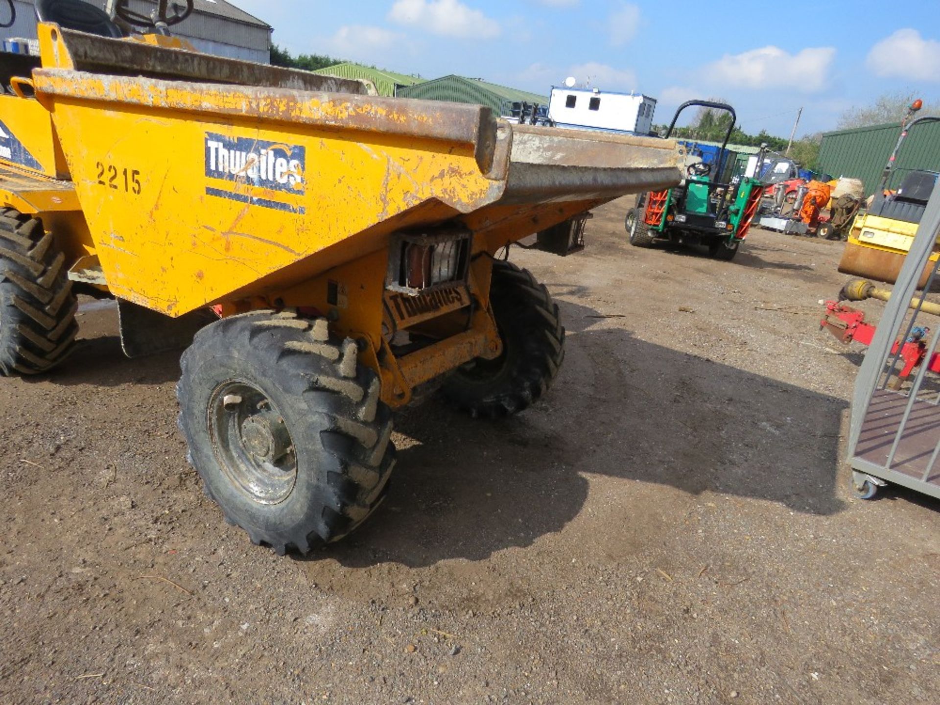 THWAITES 3 TONNE SITE DUMPER YEAR 2012 BUILD. 2484 REC HOURS. SN:SLCM570Z1206C1578. DIRECT FROM LOC - Image 2 of 10