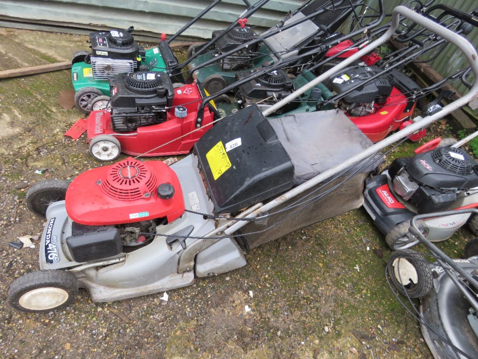 HONDA HRB476C ROLLER MOWER WITH COLLECTOR. WHEN TESTED WAS SEEN TO RUN AND DRIVE. THIS LOT IS SOL - Image 2 of 4
