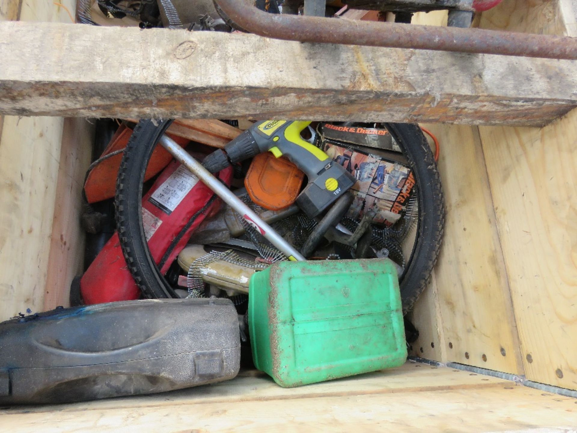 STILLAGE OF ASSORTED SUNDRIES AND TOOLS PLUS A HONDA WATER PUMP.....THIS LOT IS SOLD UNDER THE AUCTI - Image 3 of 5