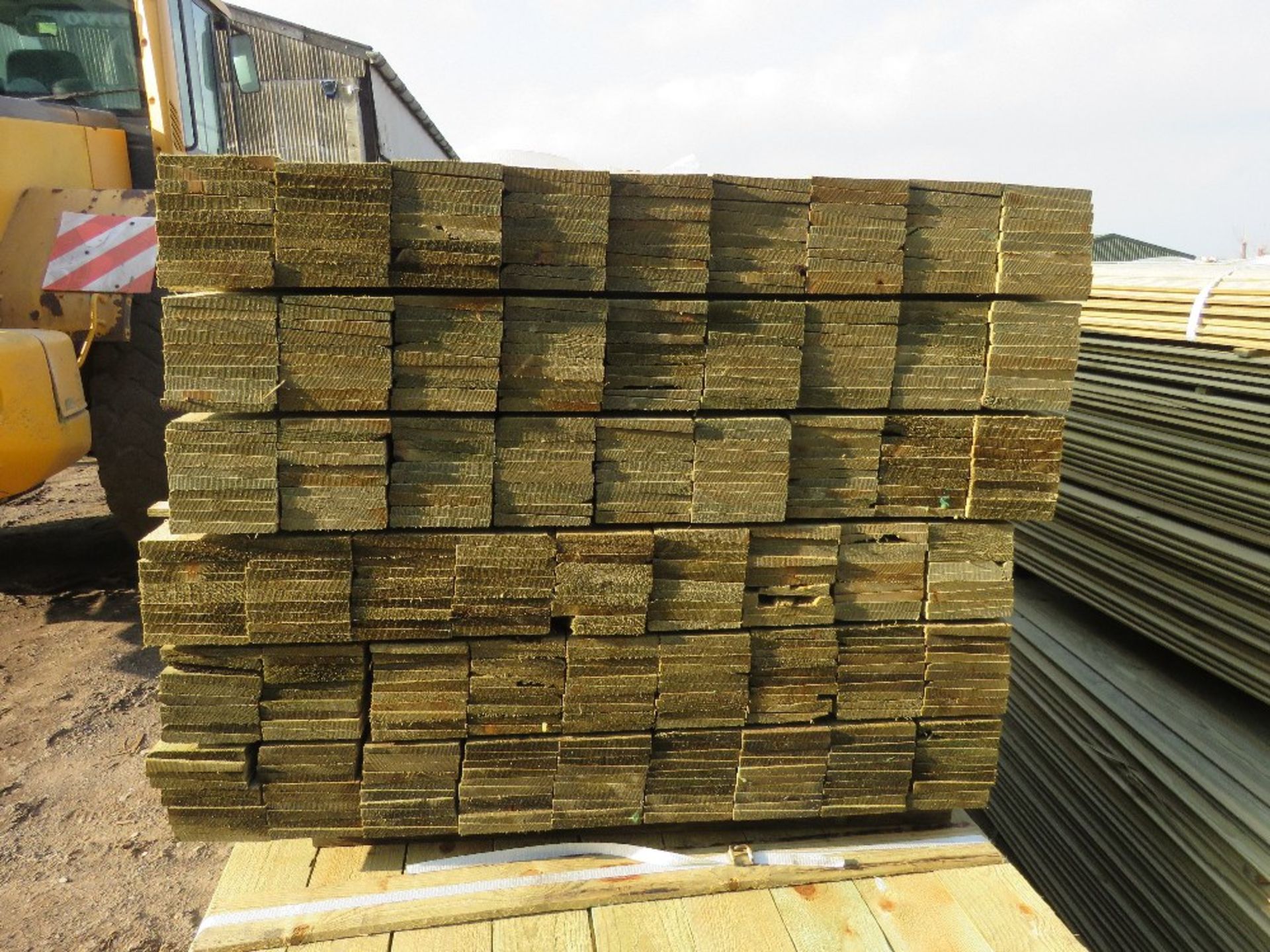 LARGE PACK OF TREATED FEATHER EDGE TIMBER CLADDING BOARDS 1.2M LENGTH X 100MM WIDTH APPROX. - Bild 2 aus 3