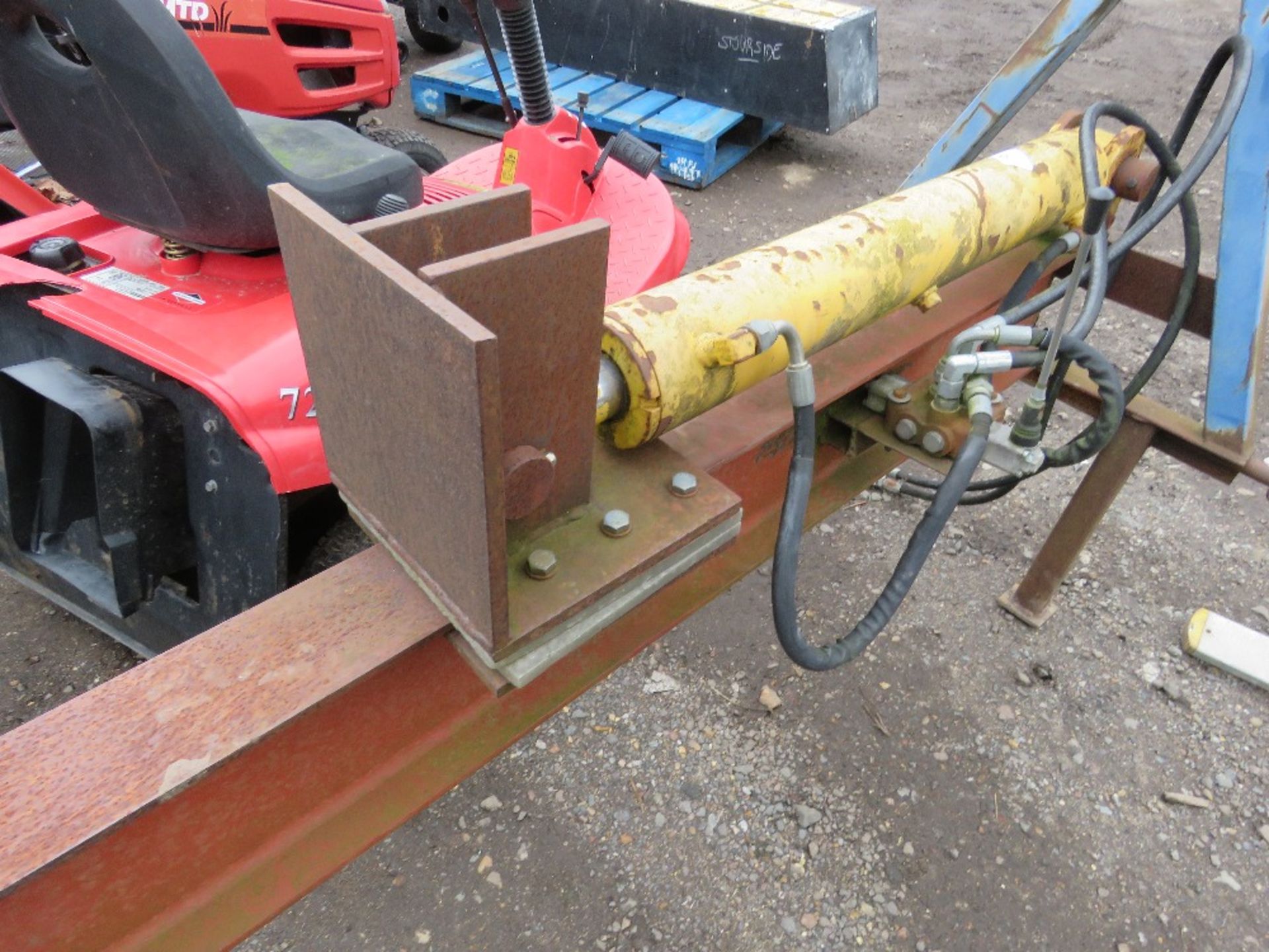 TRACTOR MOUNTED HEAVY DUTY HYDRAULIC LOGSPLITTER, 2FT RAM TRAVEL APPROX. ....THIS LOT IS SOLD UNDER - Image 4 of 4