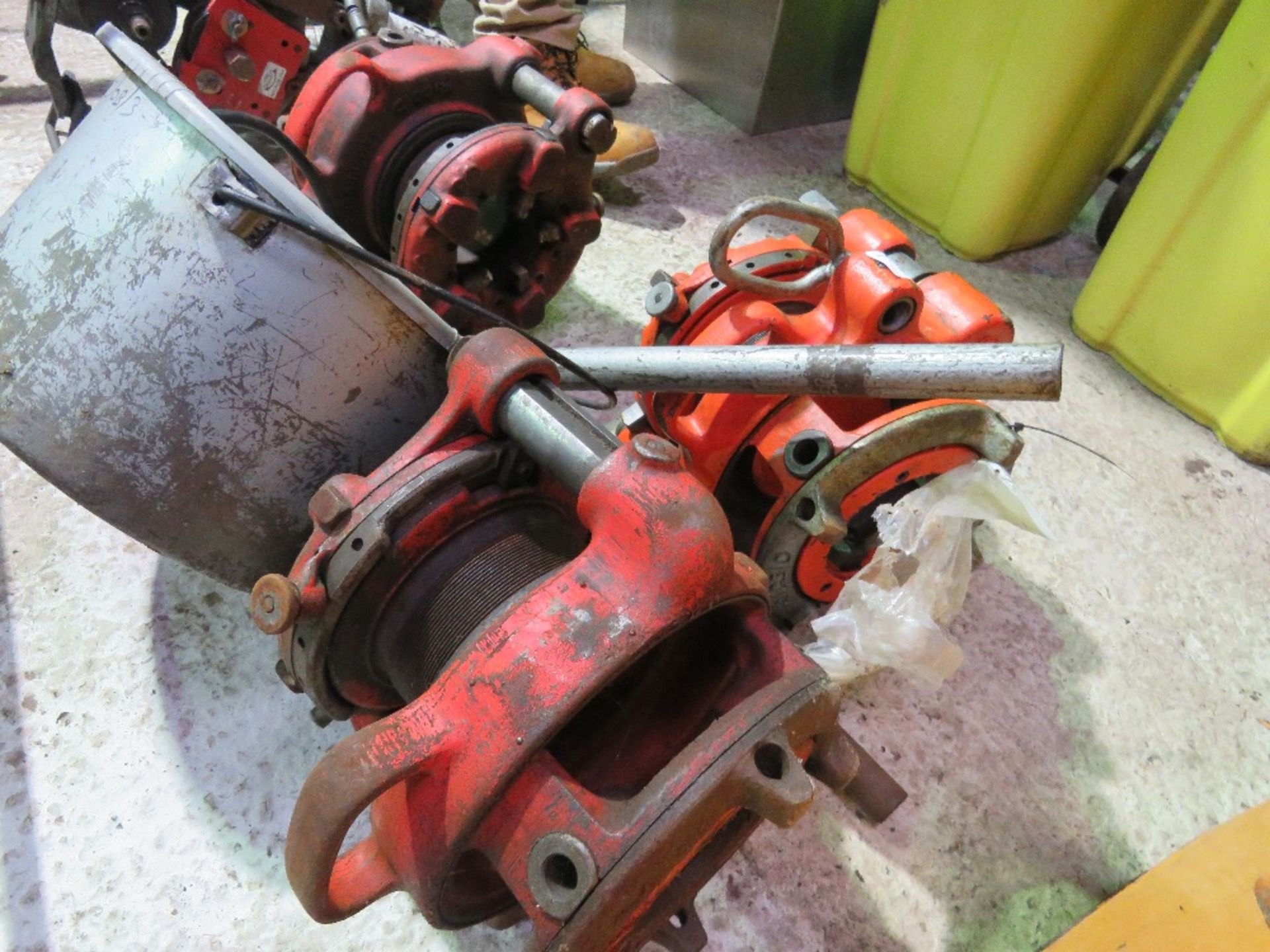 3NO RIDGID TYPE PIPE THREADING HEADS PLUS A CUTTING FLUID BOWL. SOURCED FROM COMPANY LIQUIDATION. - Image 2 of 5