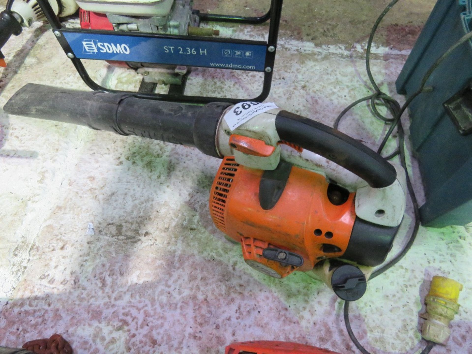 STIHL HAND HELD LEAF BLOWER. THIS LOT IS SOLD UNDER THE AUCTIONEERS MARGIN SCHEME, THEREFORE NO V