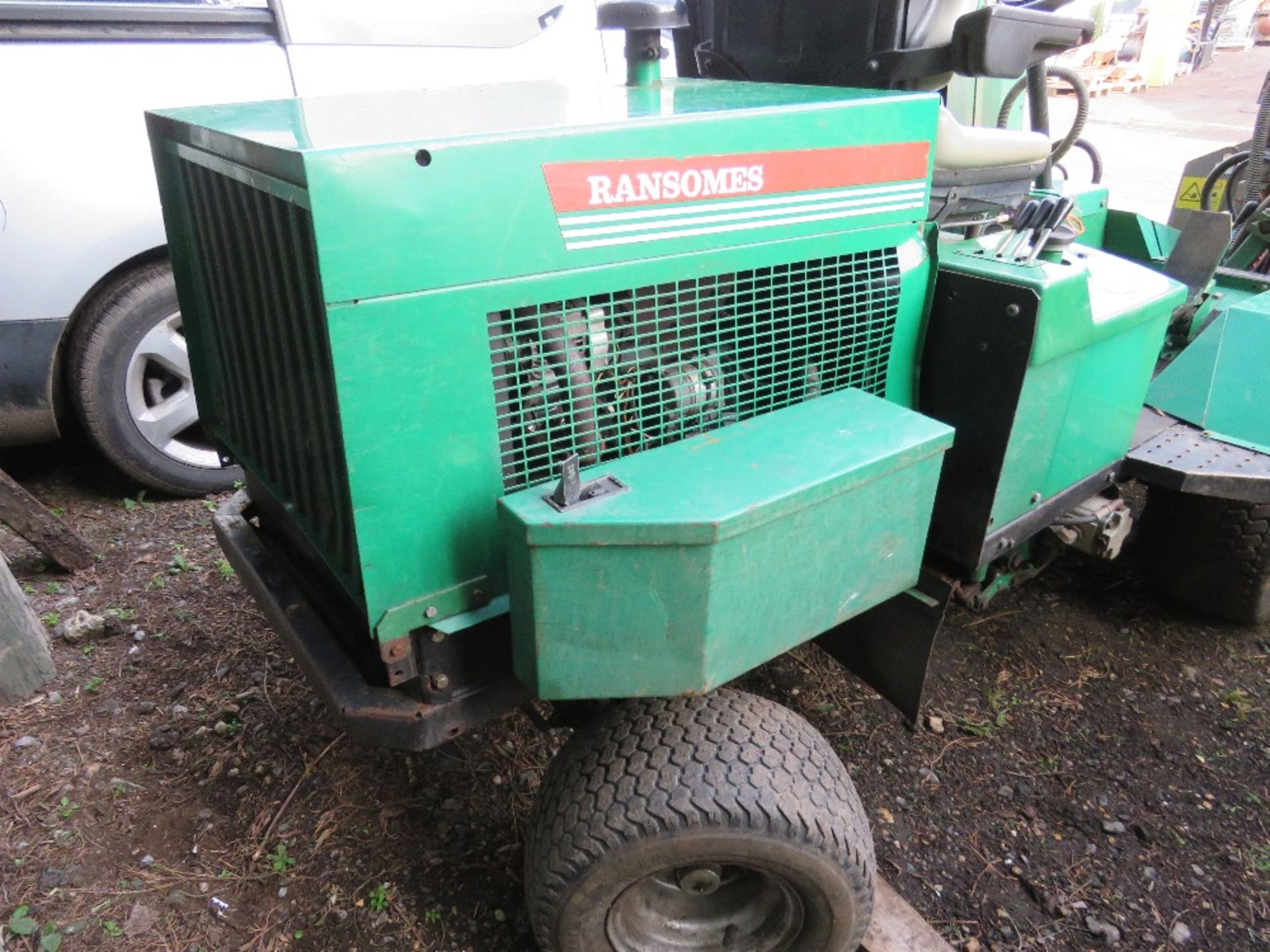 RANSOMES 213 TRIPLE RIDE ON CYLINDER MOWER WITH KUBOTA ENGINE. WHEN TESTED WAS SEEN TO RUN, DRIVE, M - Image 9 of 10