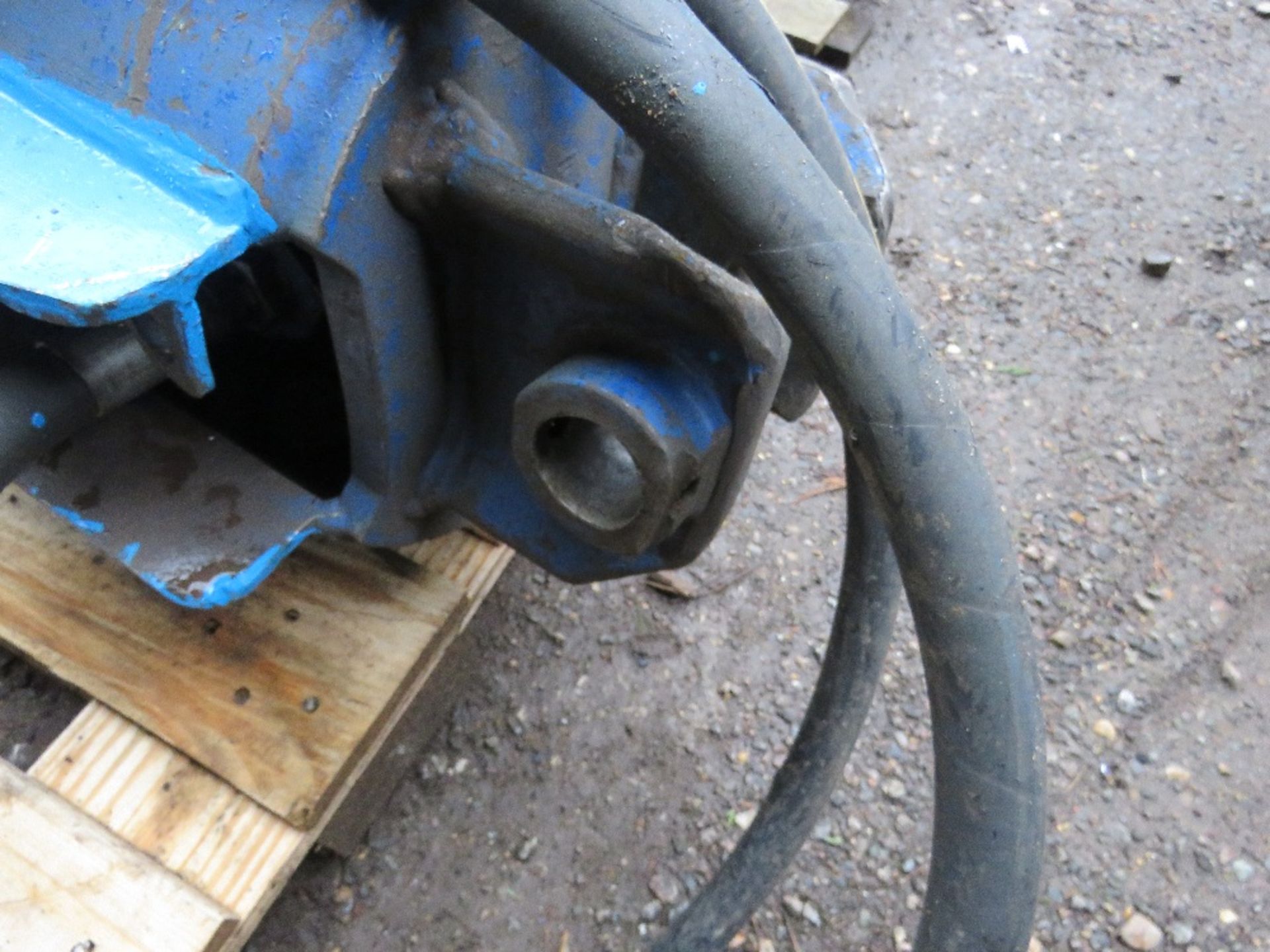 LARGE SIZED EXCAVATOR MOUNTED AUGER DRIVE HEAD. 75MM SQUARE DRIVE HEAD, 45MM TOP PIN SIZE APPROX. D - Image 4 of 4